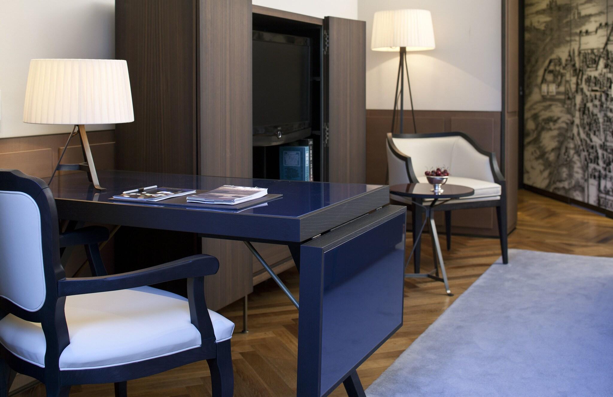 Double Deluxe City View King Bed