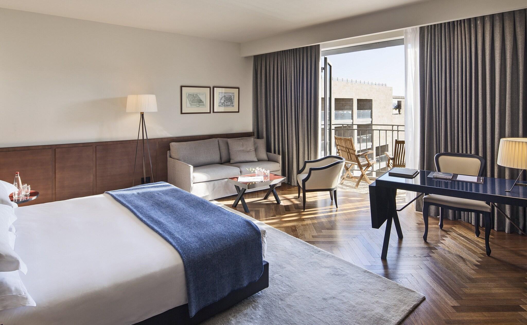 Double Deluxe City View King Bed