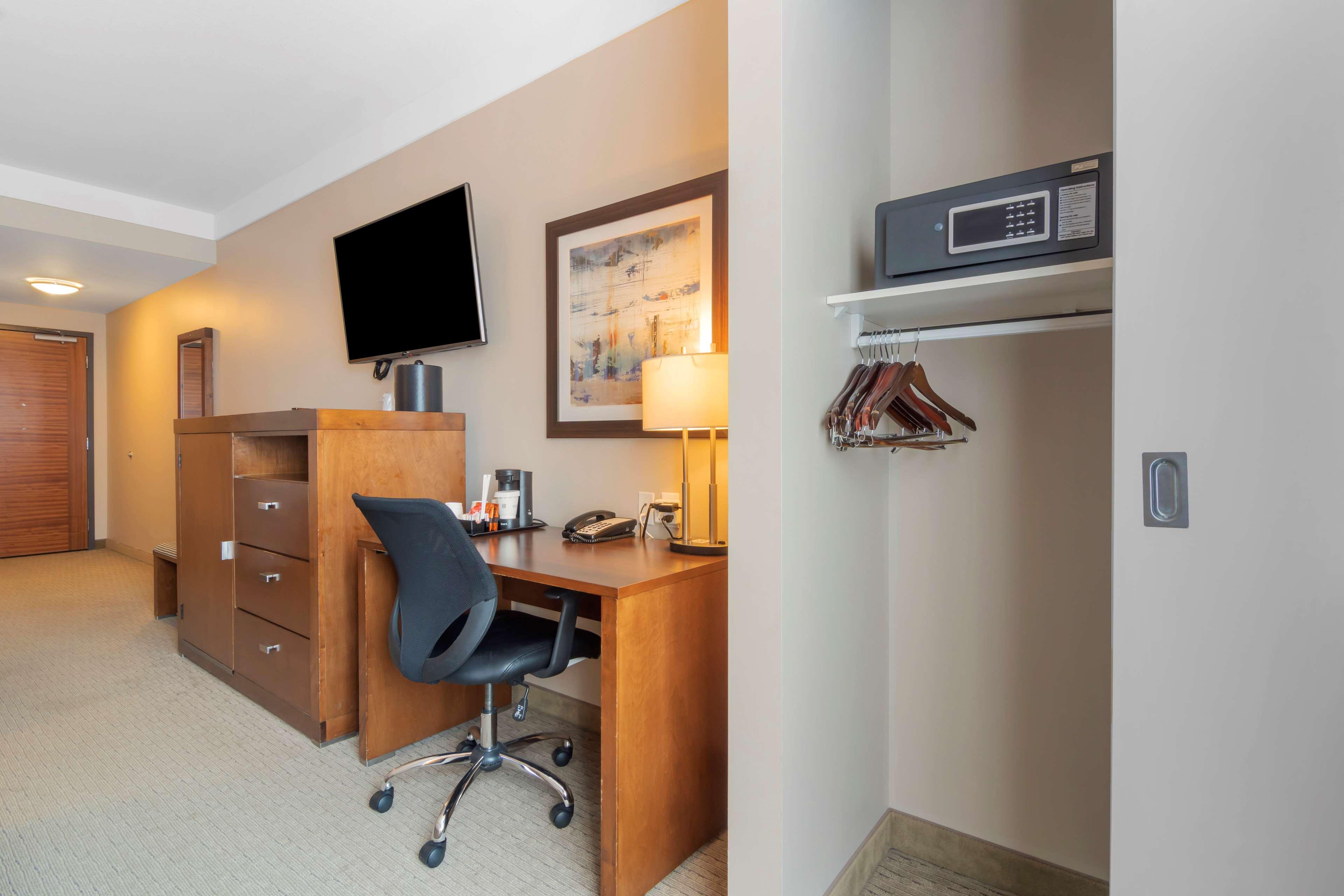 Suite Accessible King Size Bed