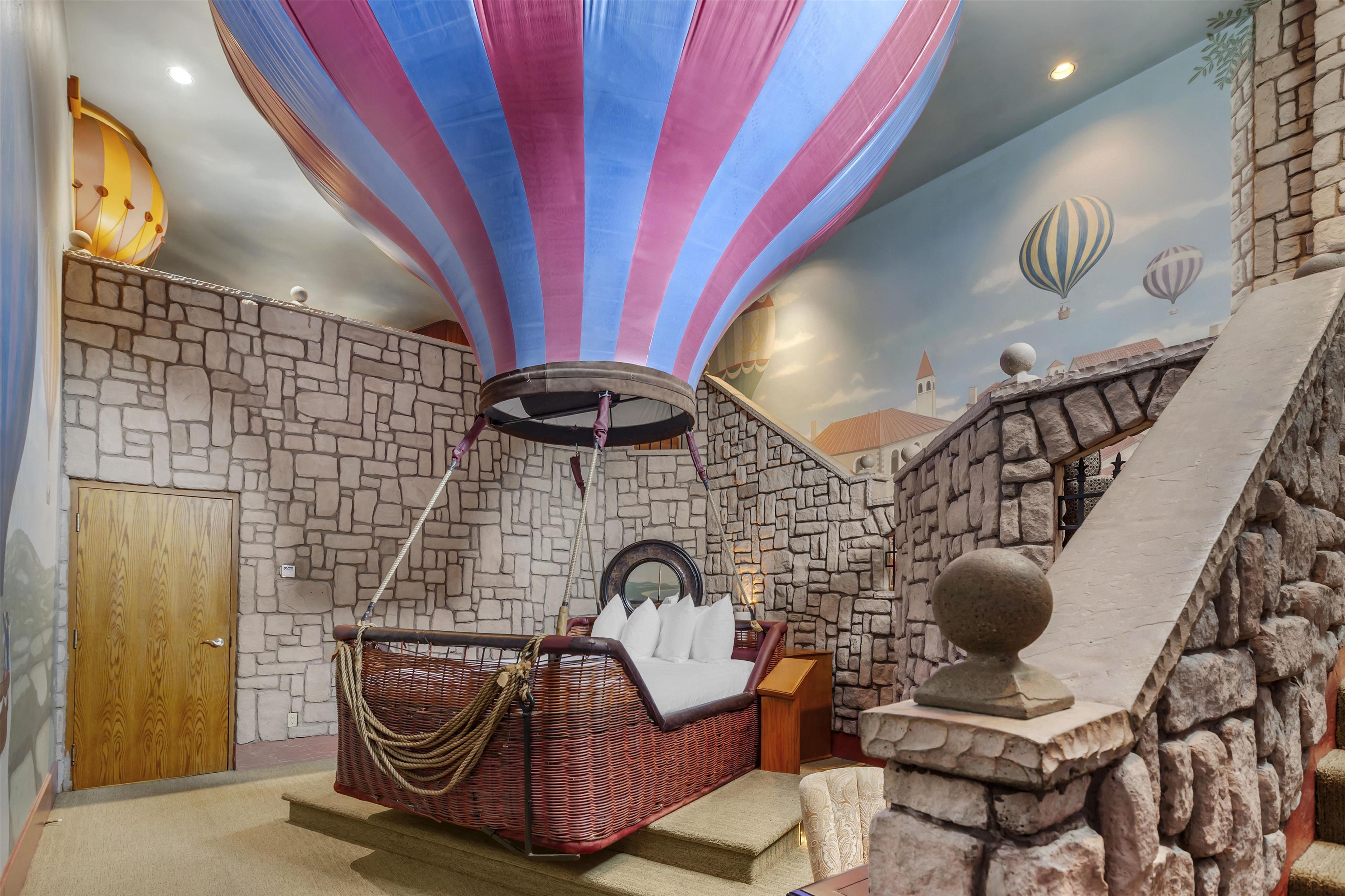 Suite Queen Size Bed