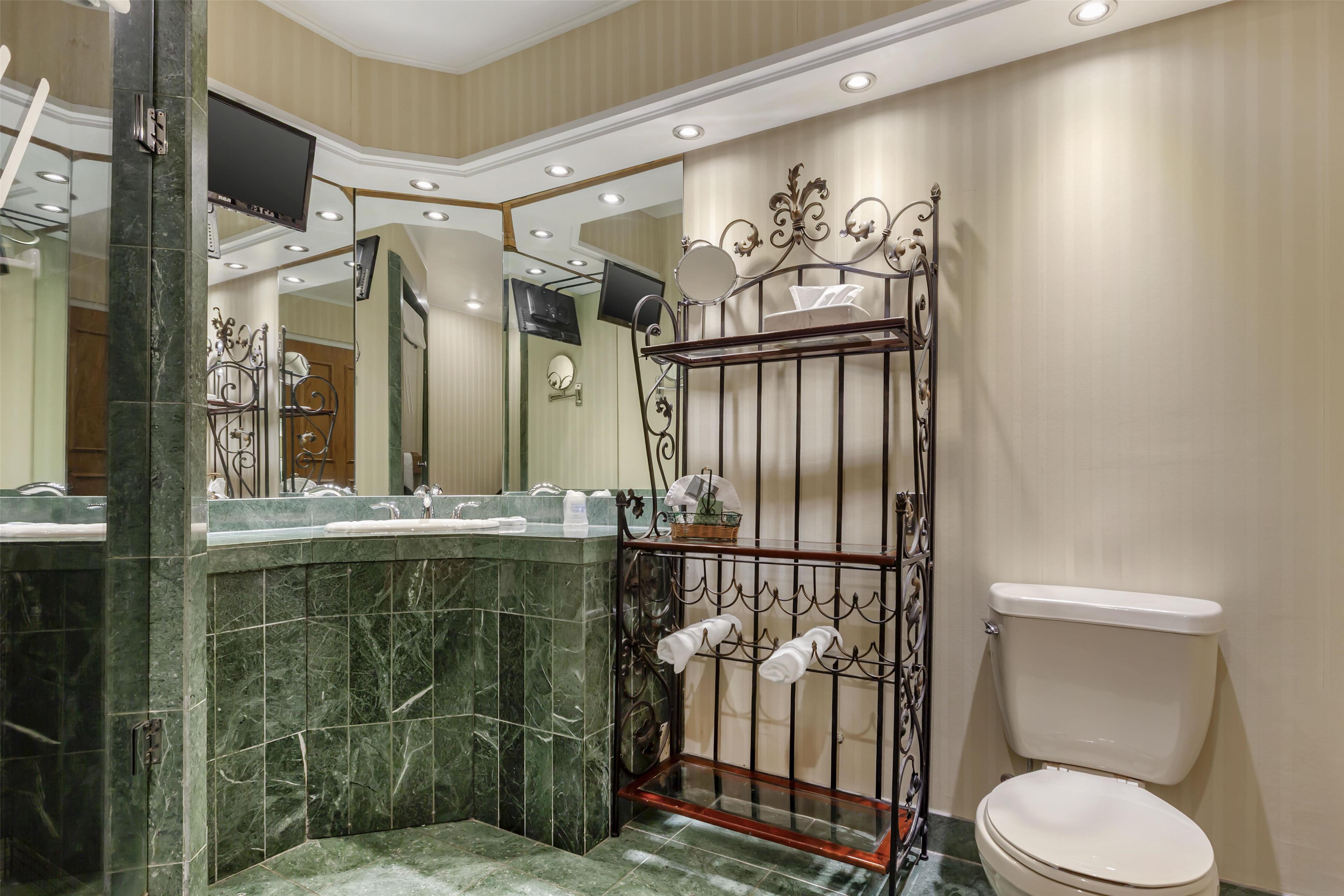 Suite Queen Size Bed