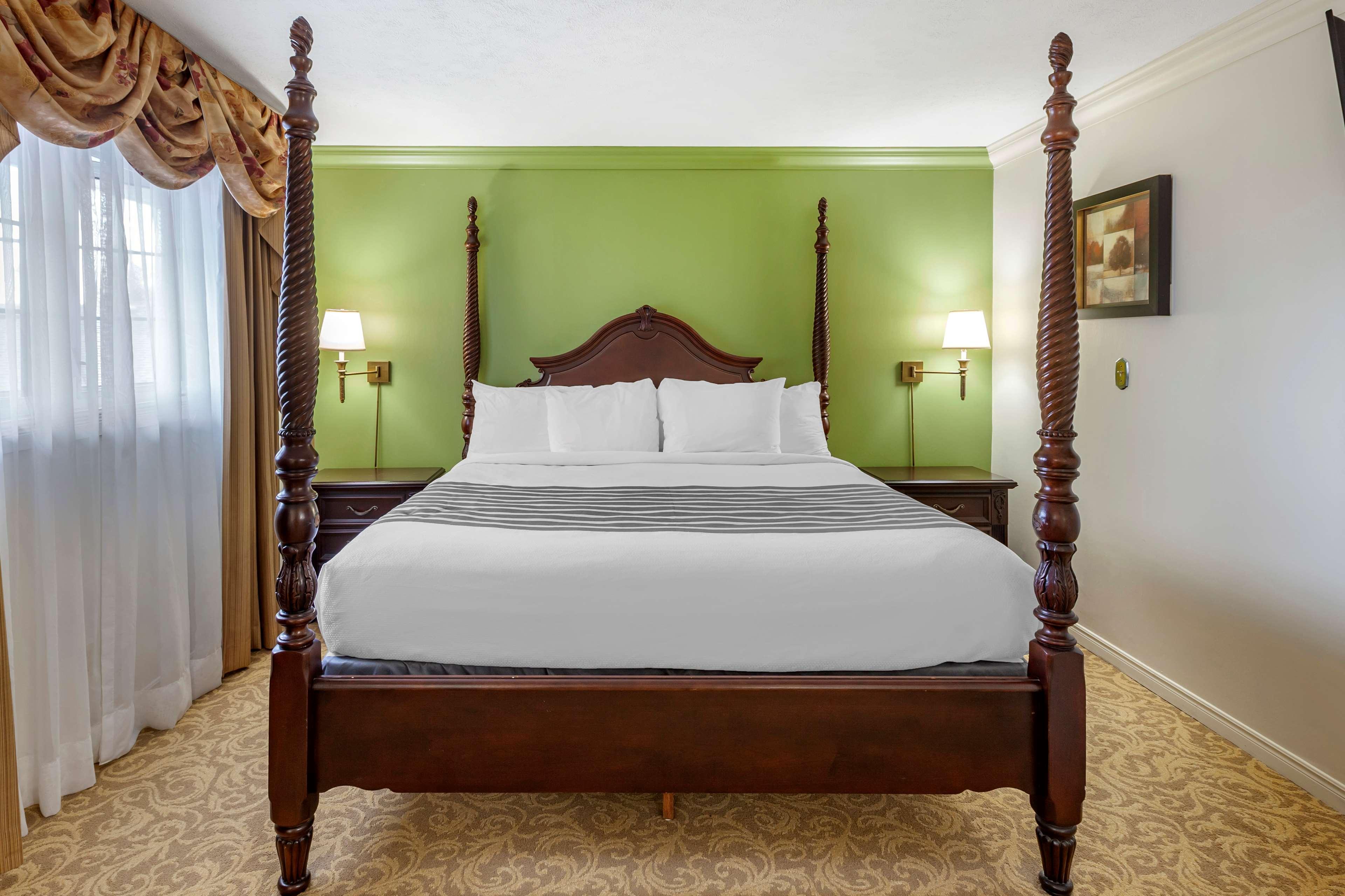 Suite King Size Bed
