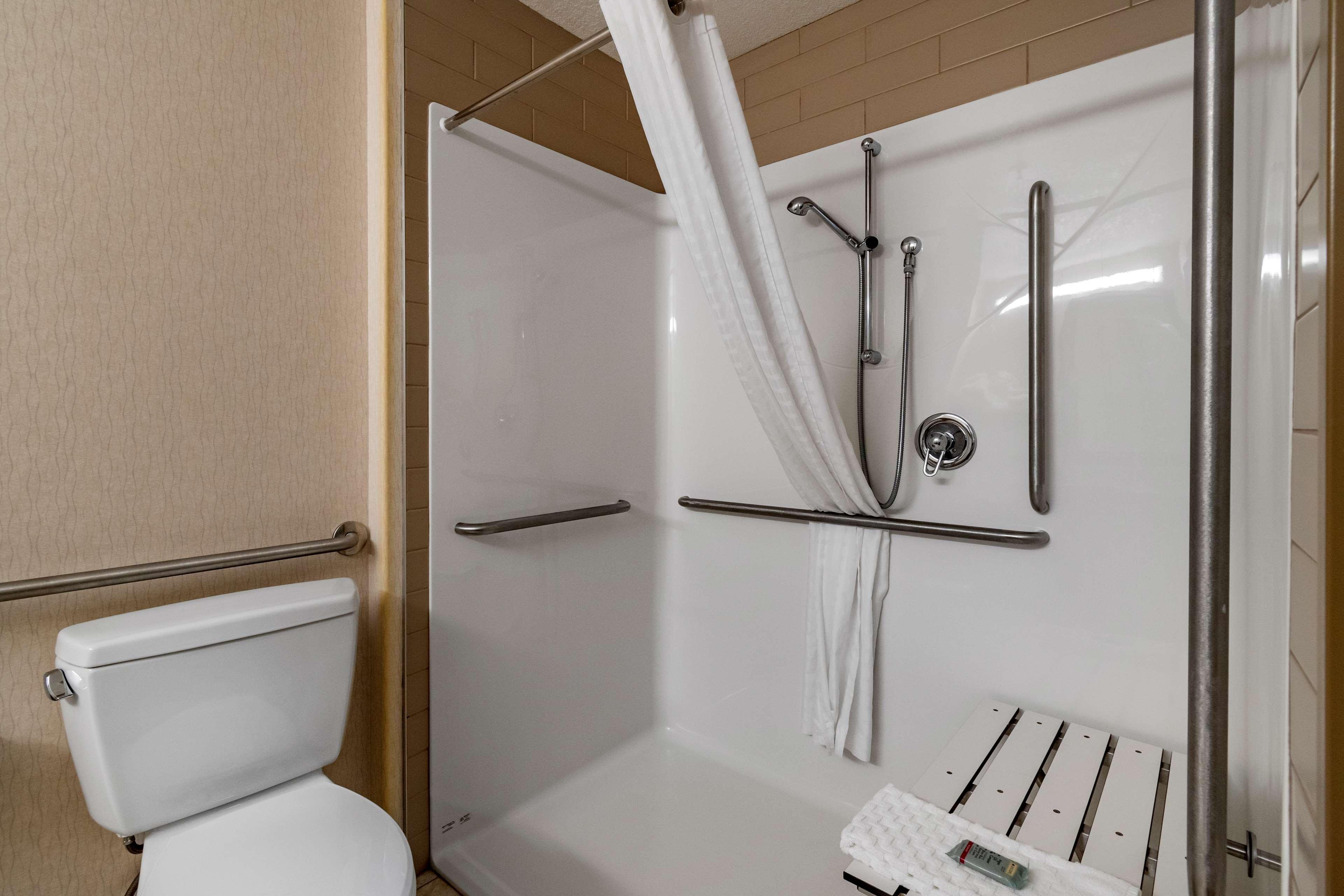 Room Accessible-queen Size Bed