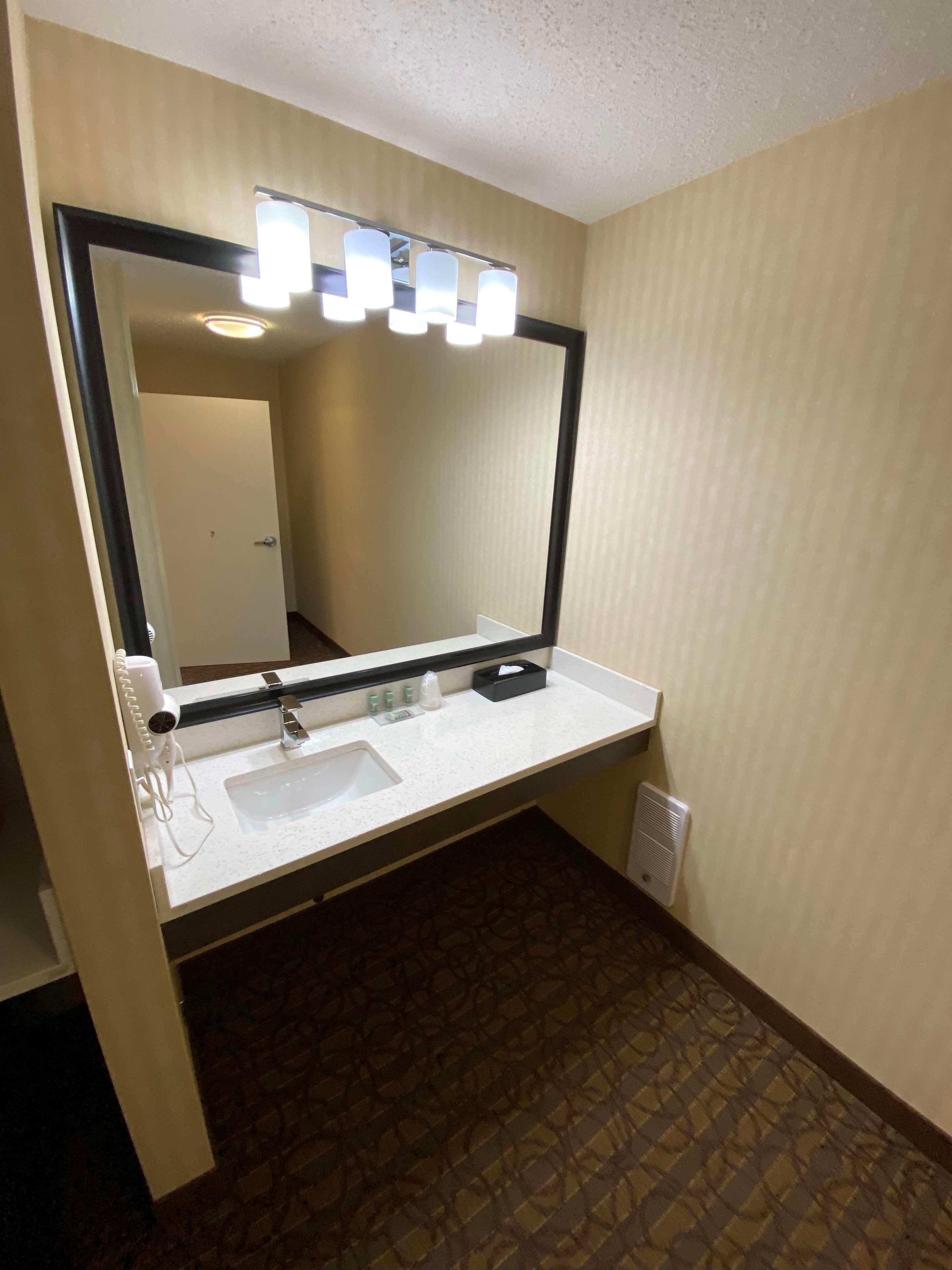 Room Accessible-queen Size Bed