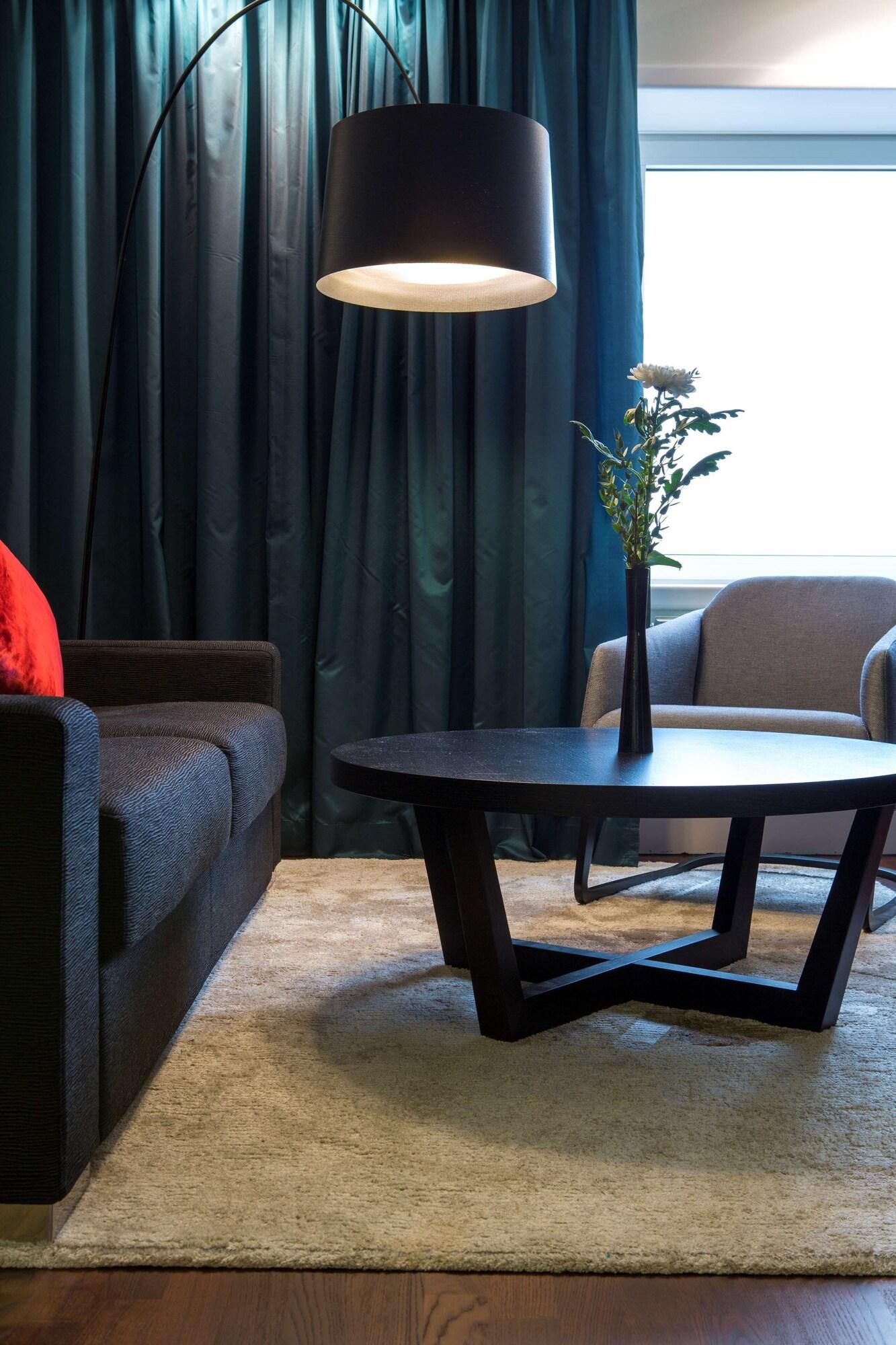 Junior Suite Queen Size Bed