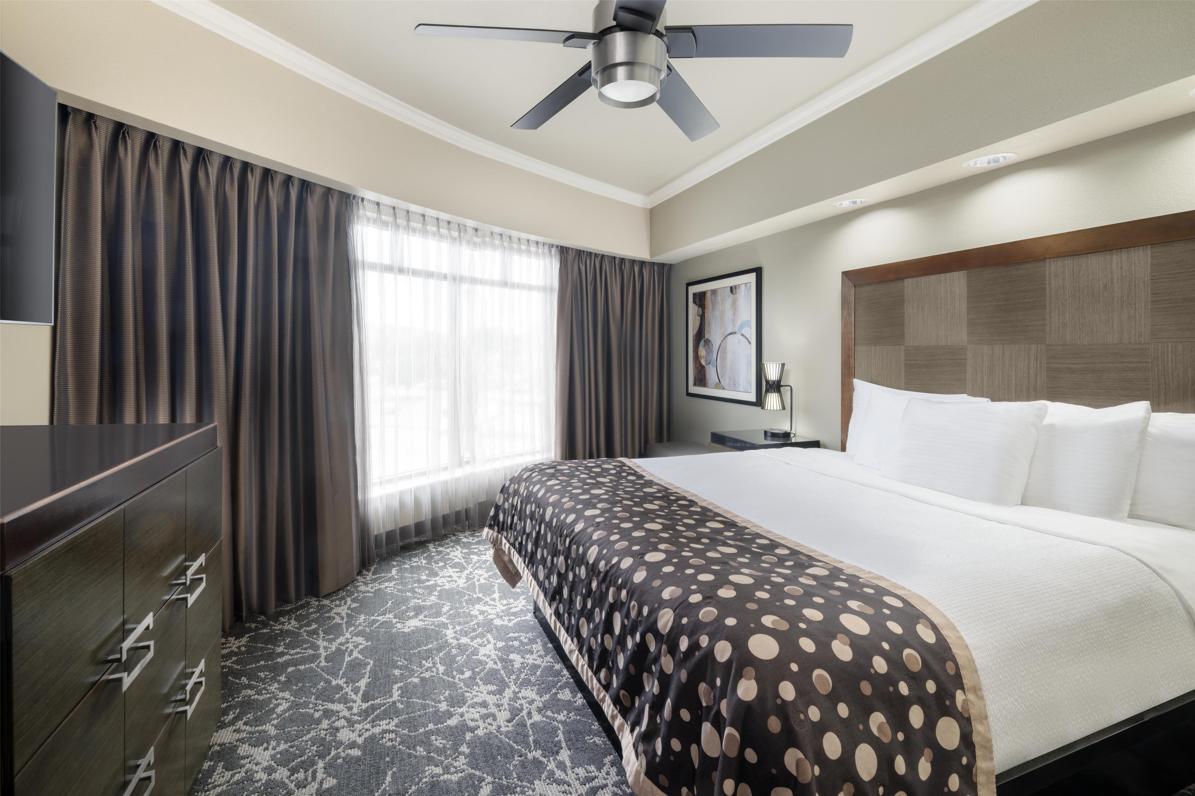 Suite Accessible King Size Bed