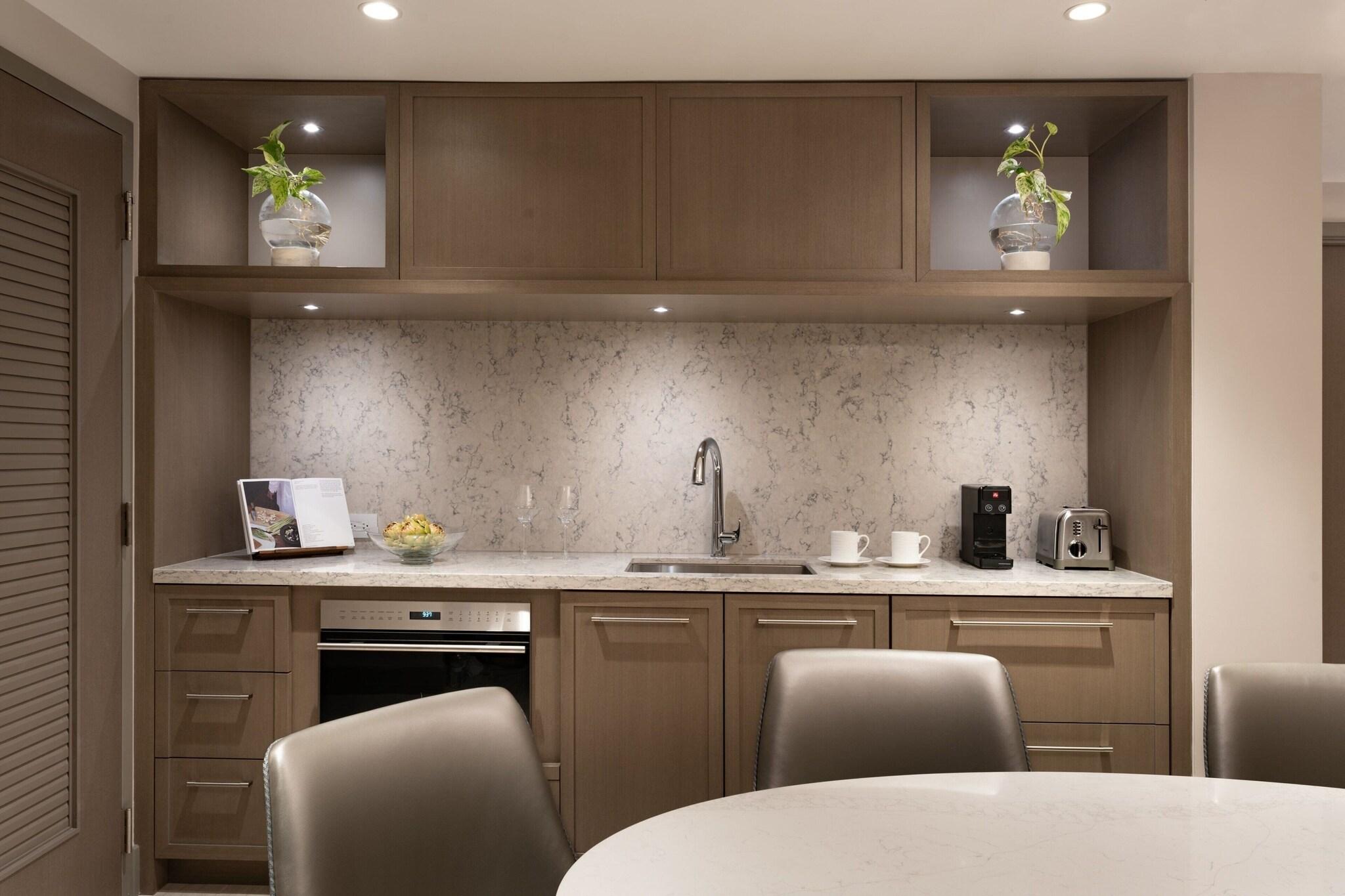 Suite with Balcony with Views