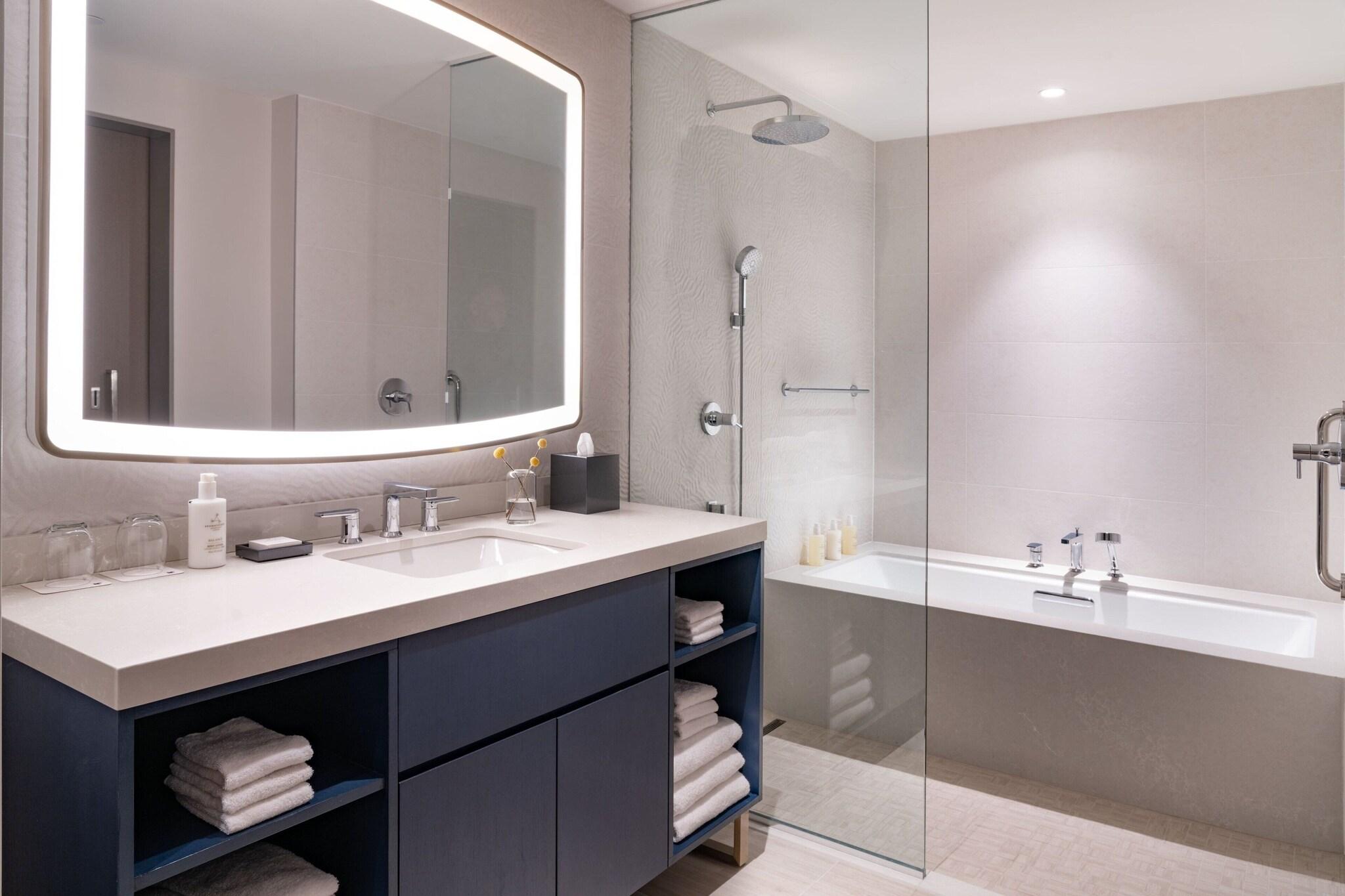 Suite with Balcony with Views