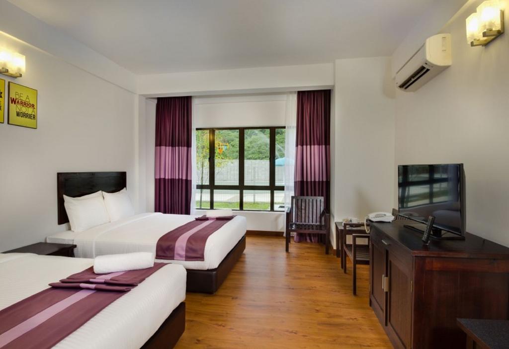 Quadruple Deluxe Pool View