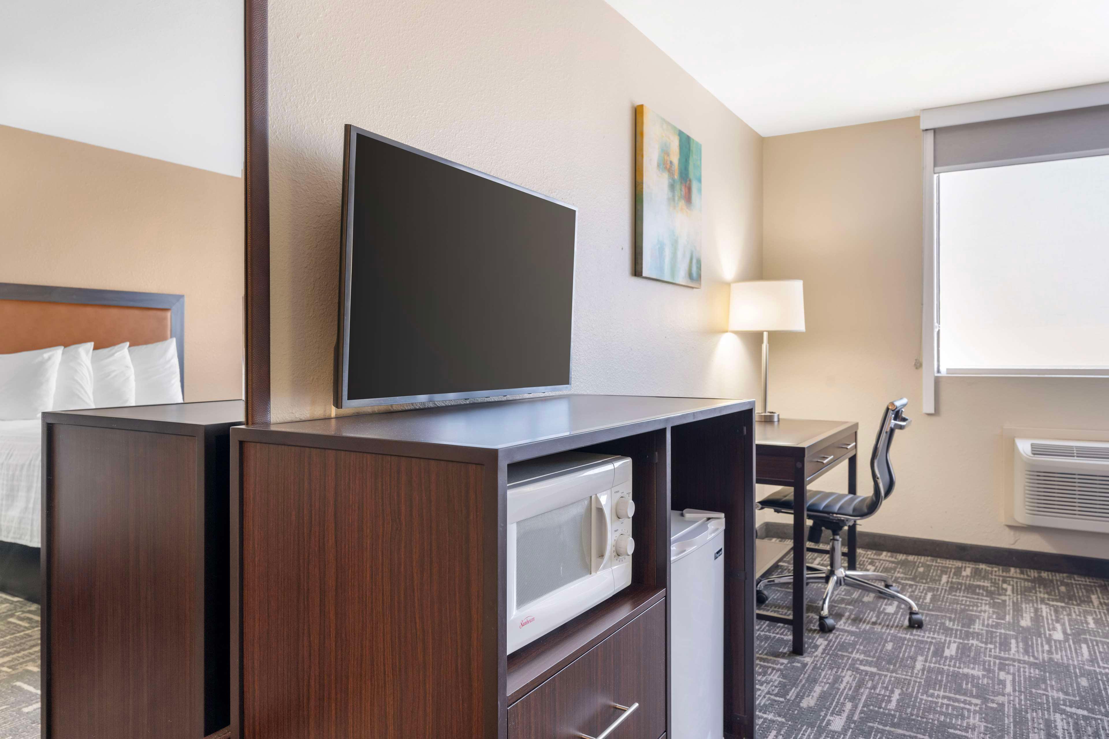 Quadruple Two Queen Beds Smoking