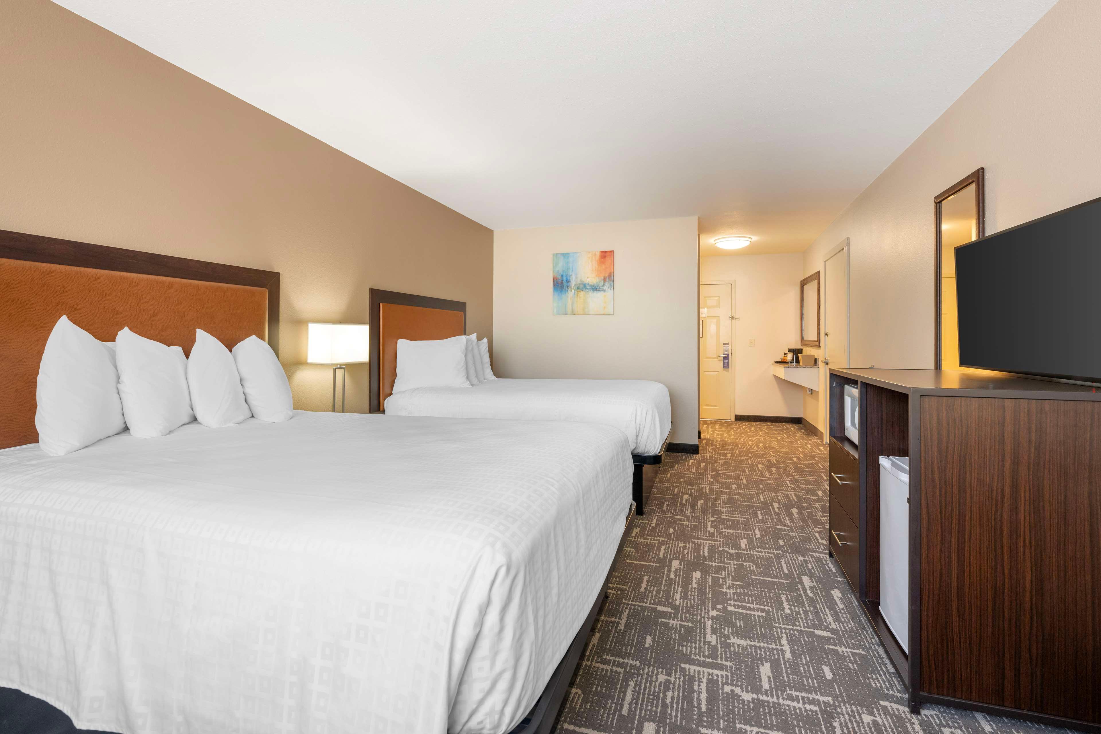 Quadruple Two Queen Beds Smoking