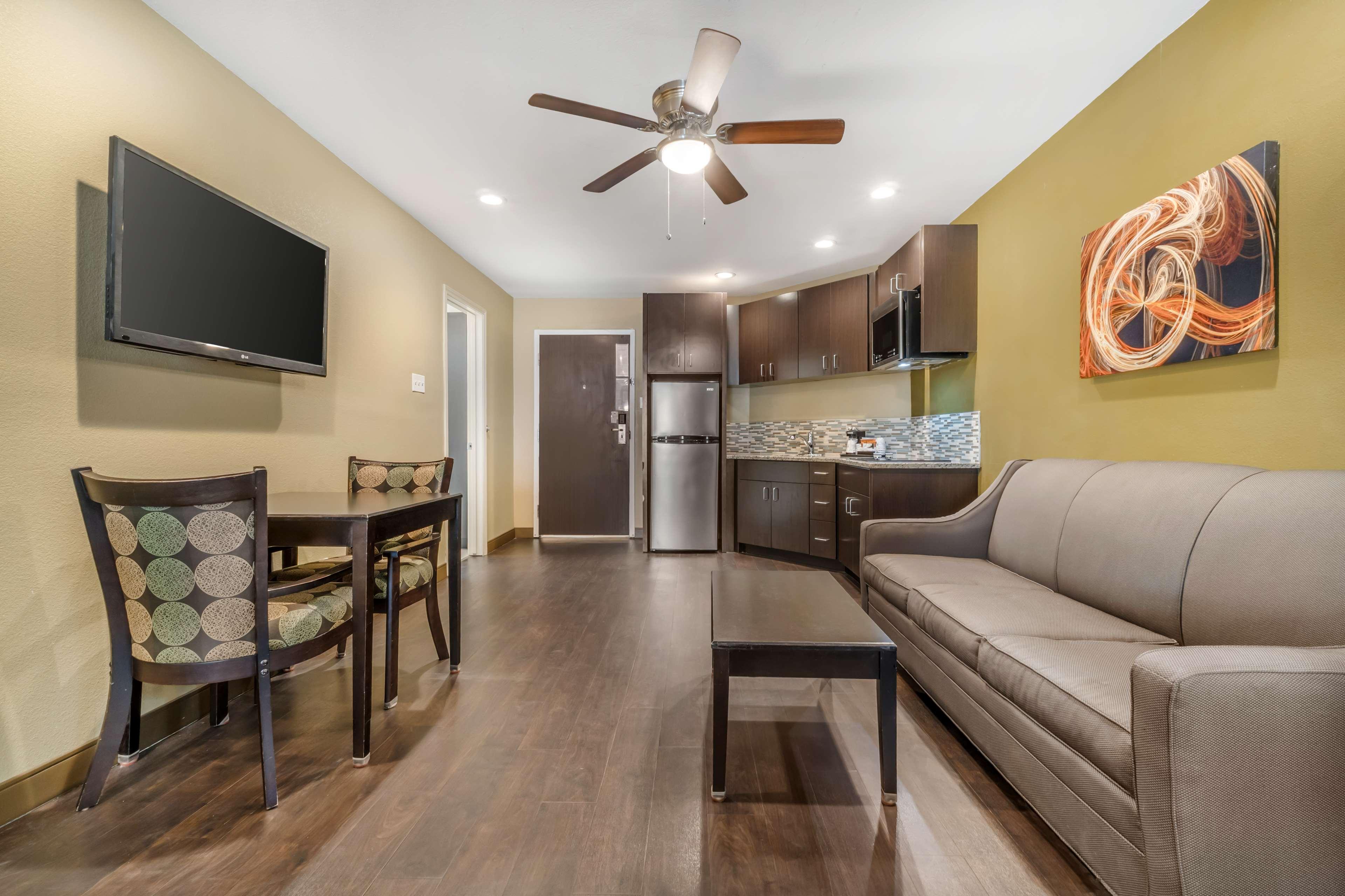 Suite Two Queen Beds Non Smoking