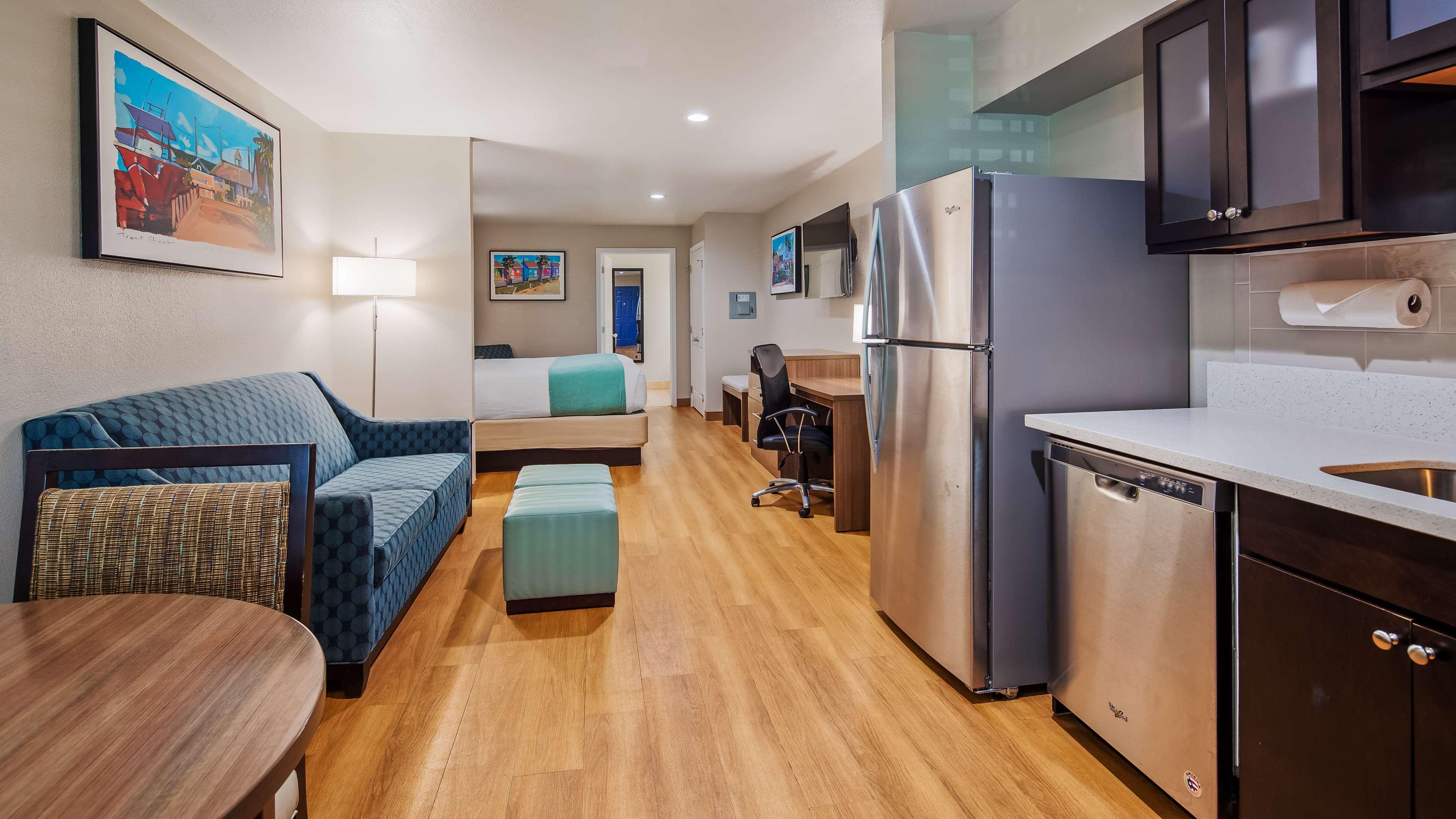 Suite Accessible King Size Bed