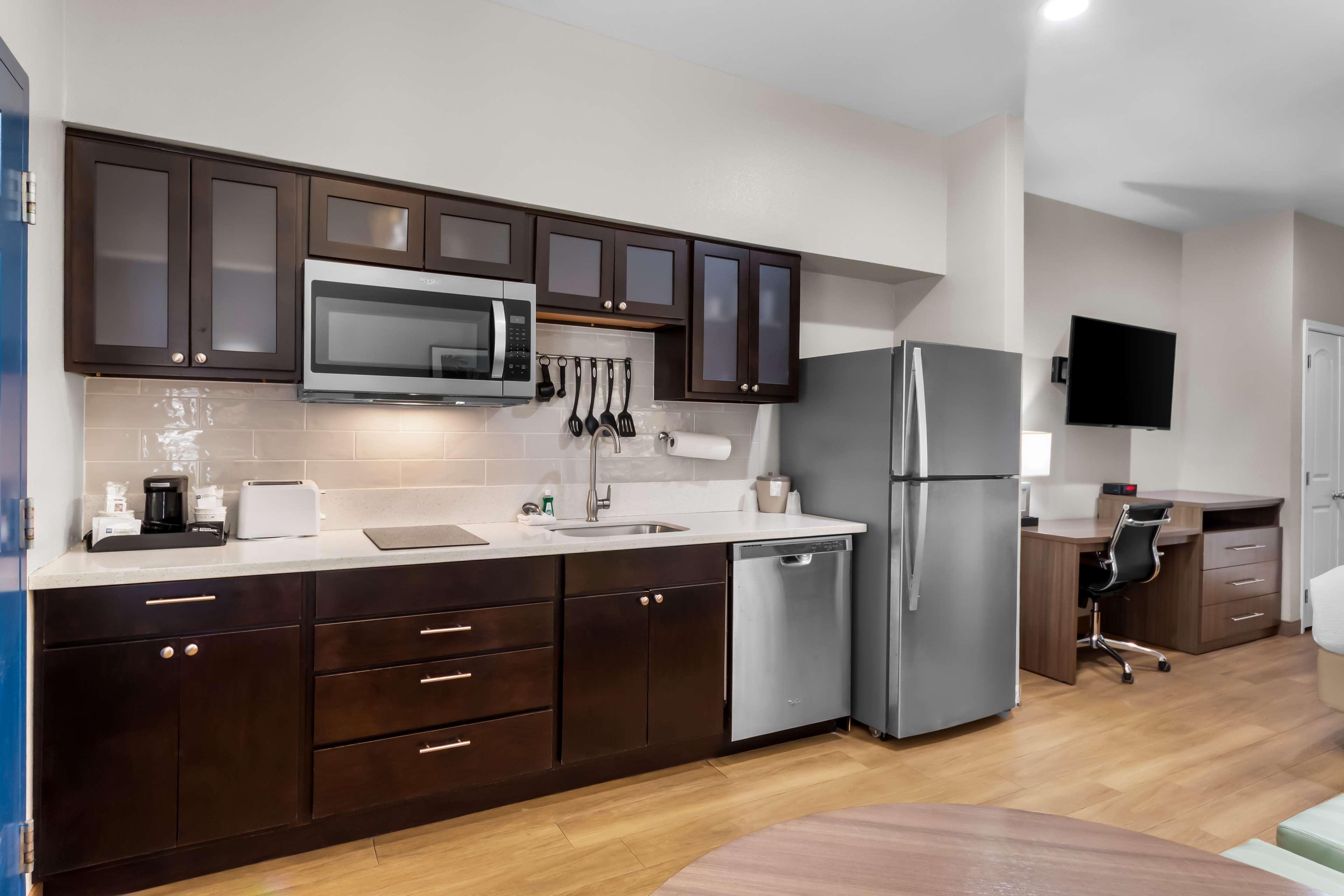 Suite Accessible King Size Bed