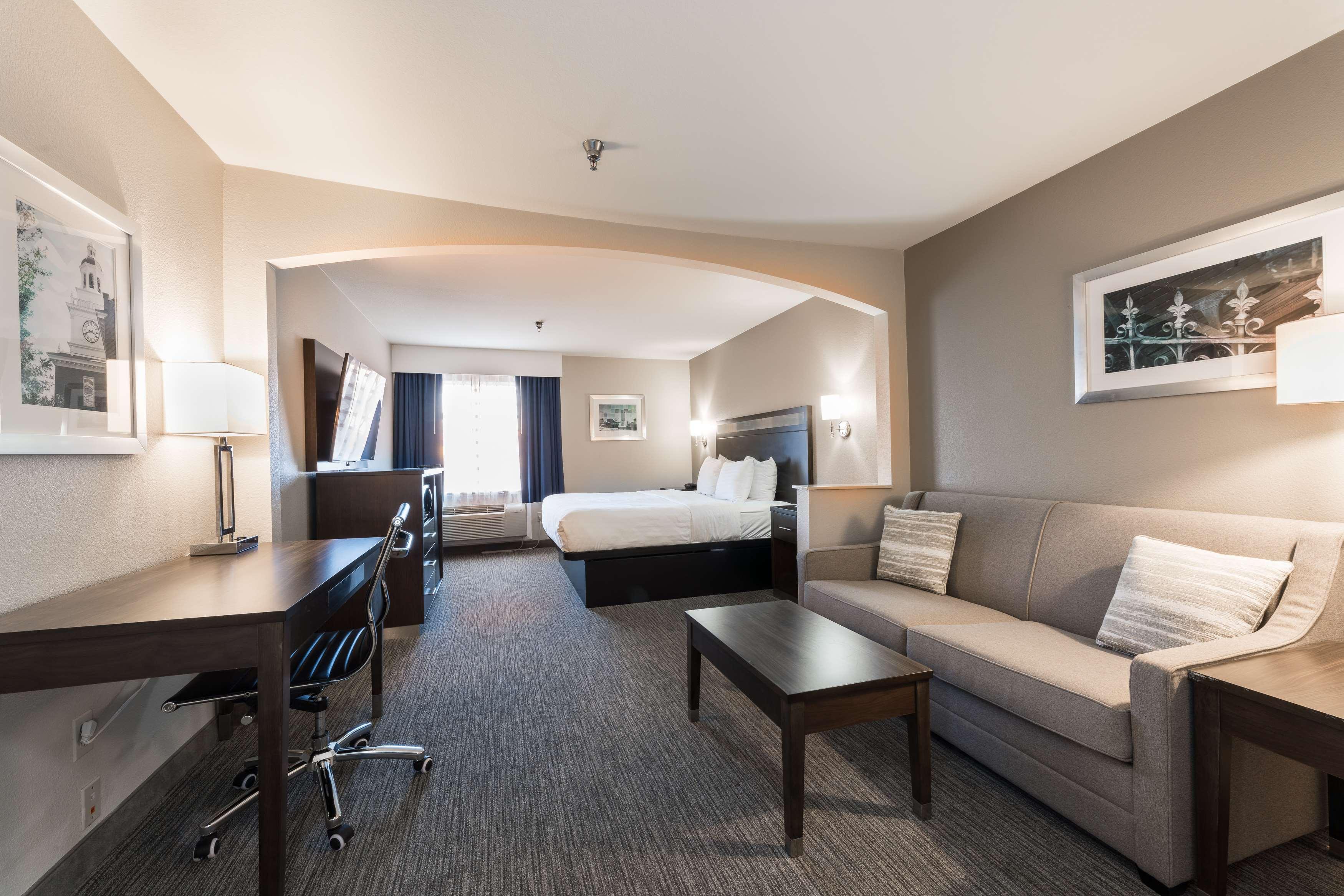 Suite Accessible King Size Bed