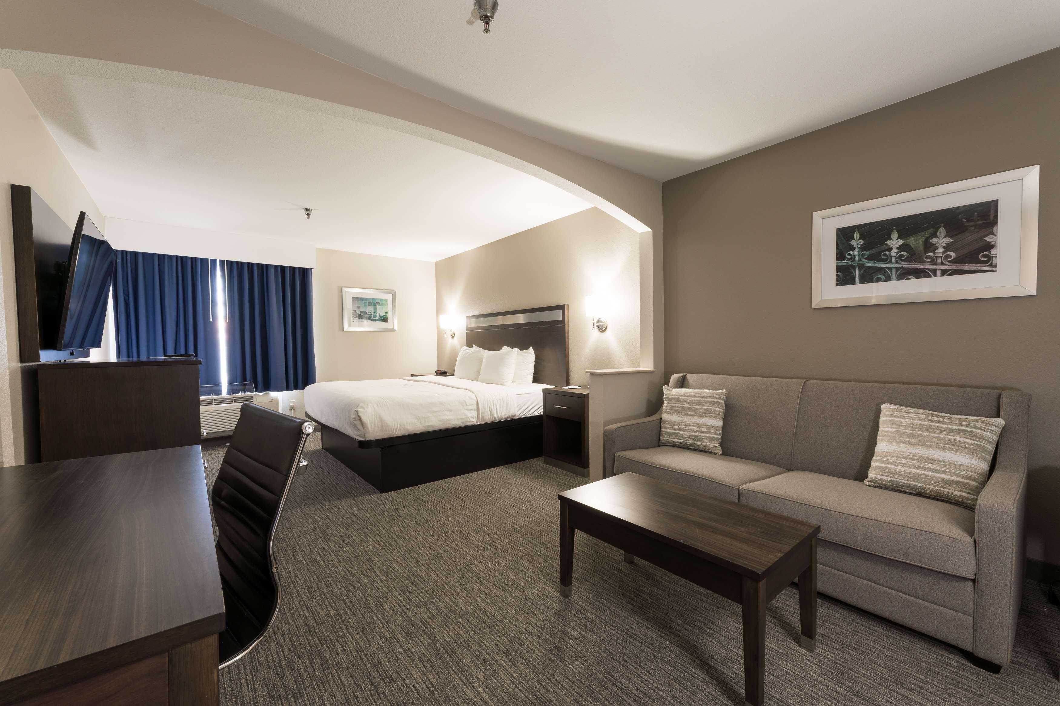 Suite Accessible King Size Bed