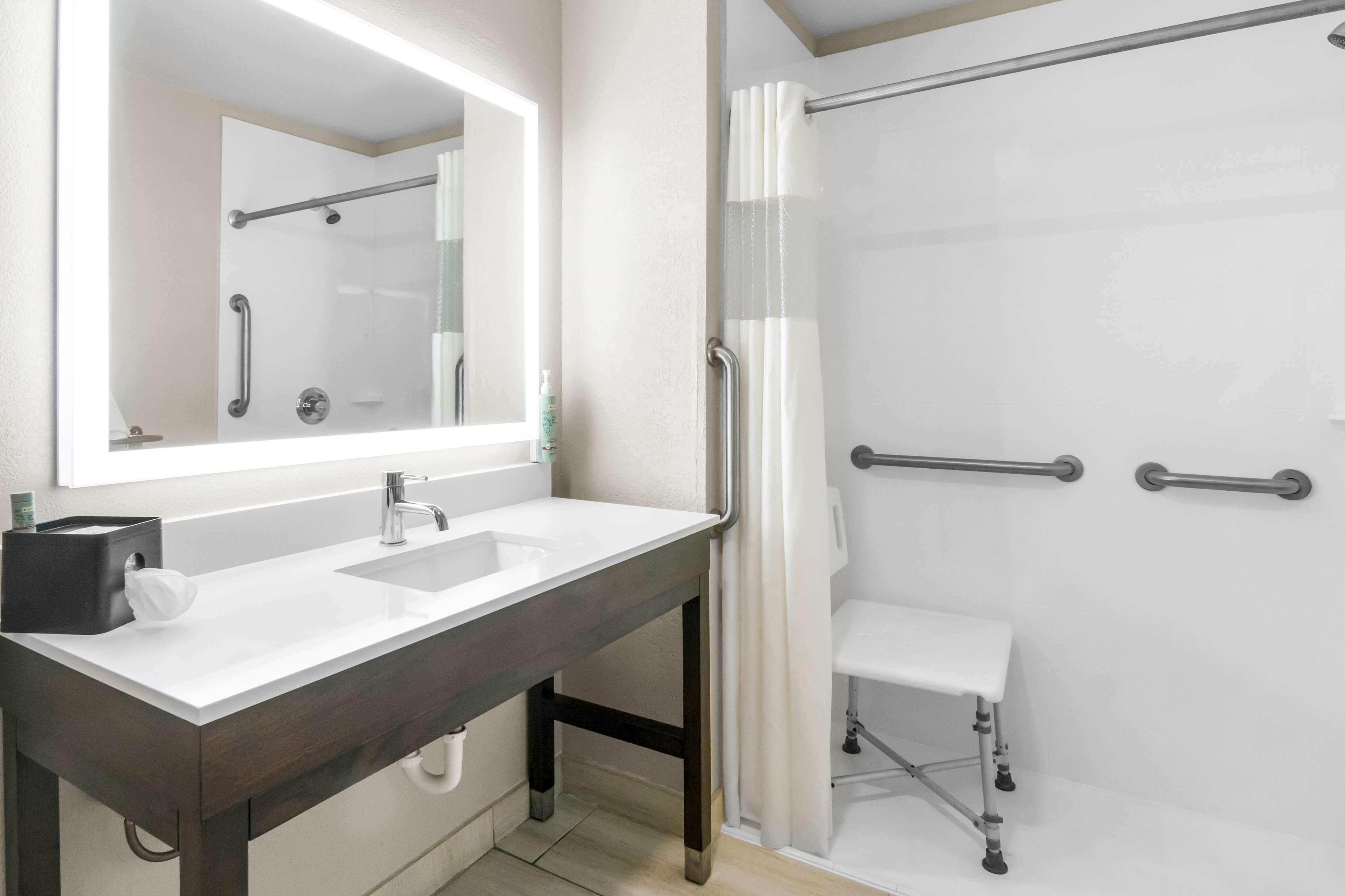 Suite Accessible King Size Bed