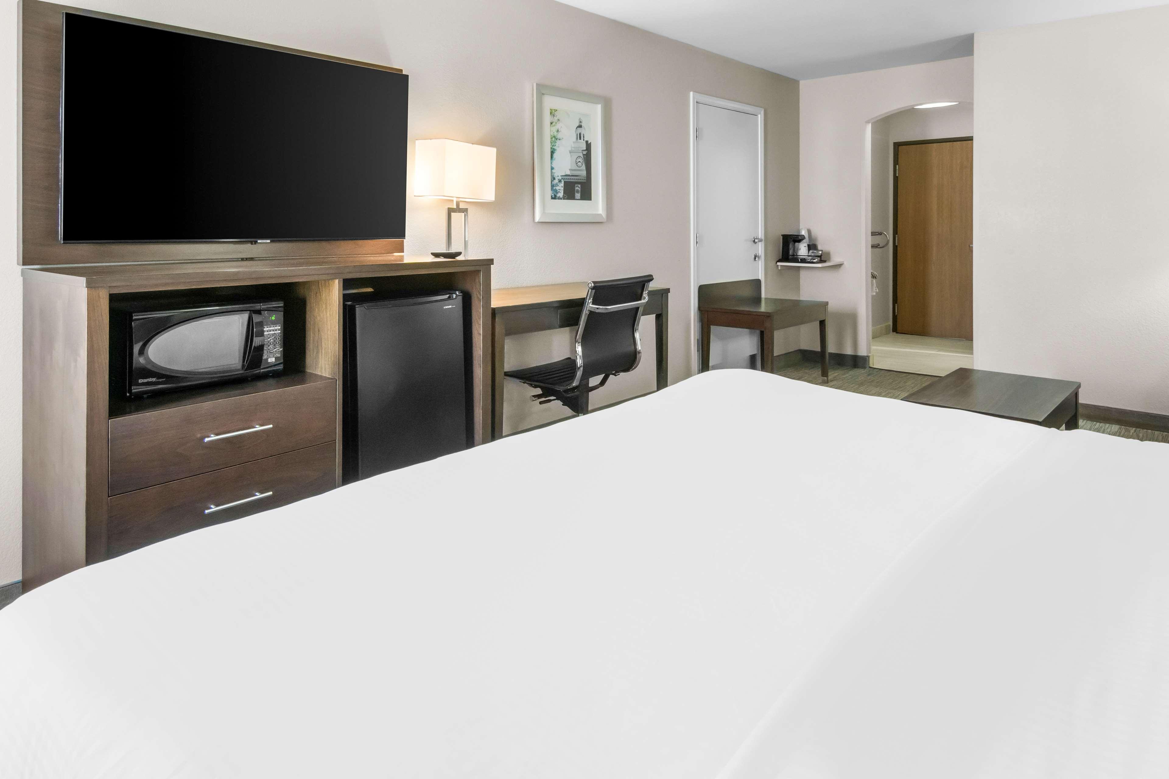 Suite Accessible King Size Bed