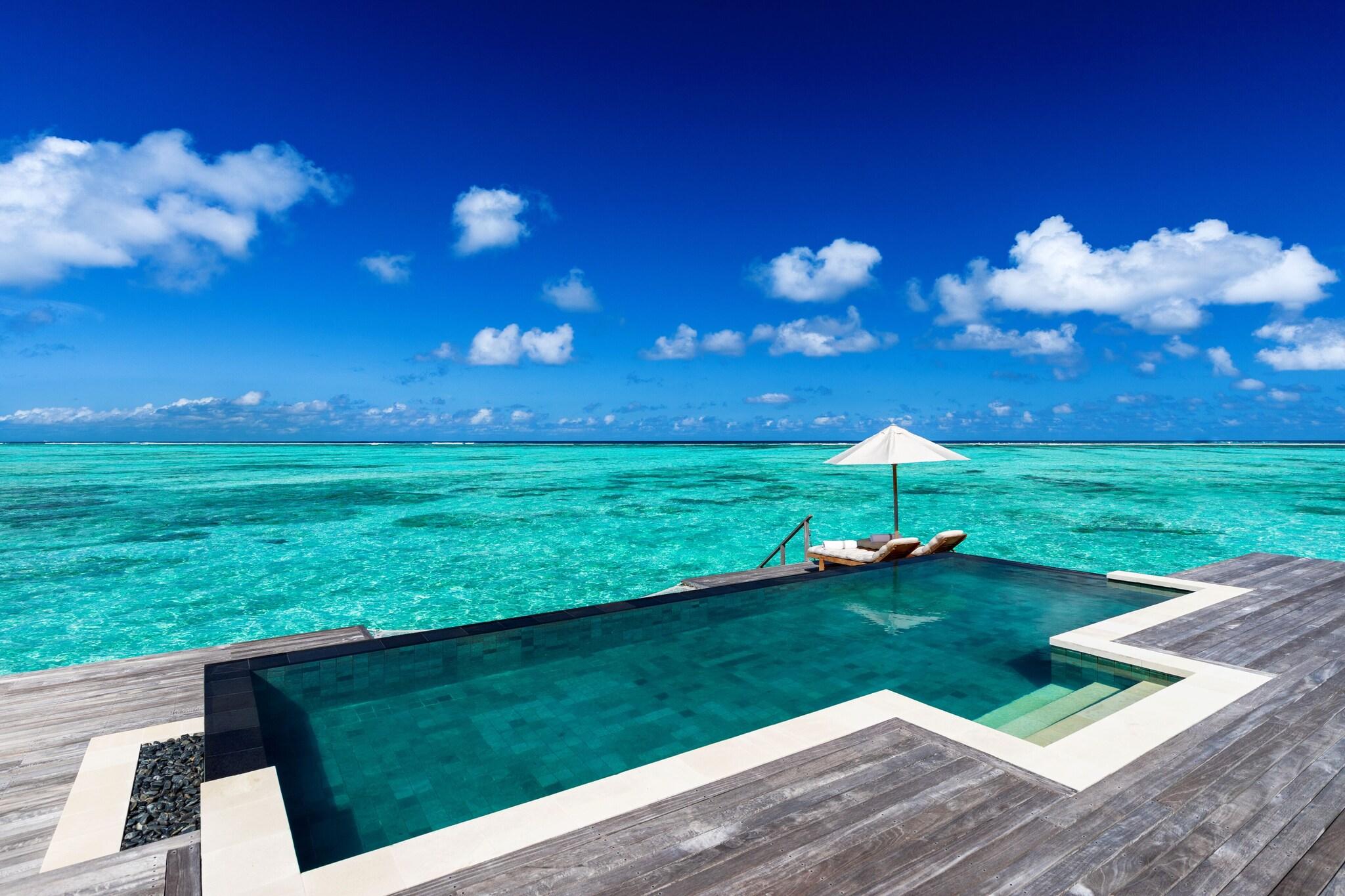 Suite Pool View King Bed