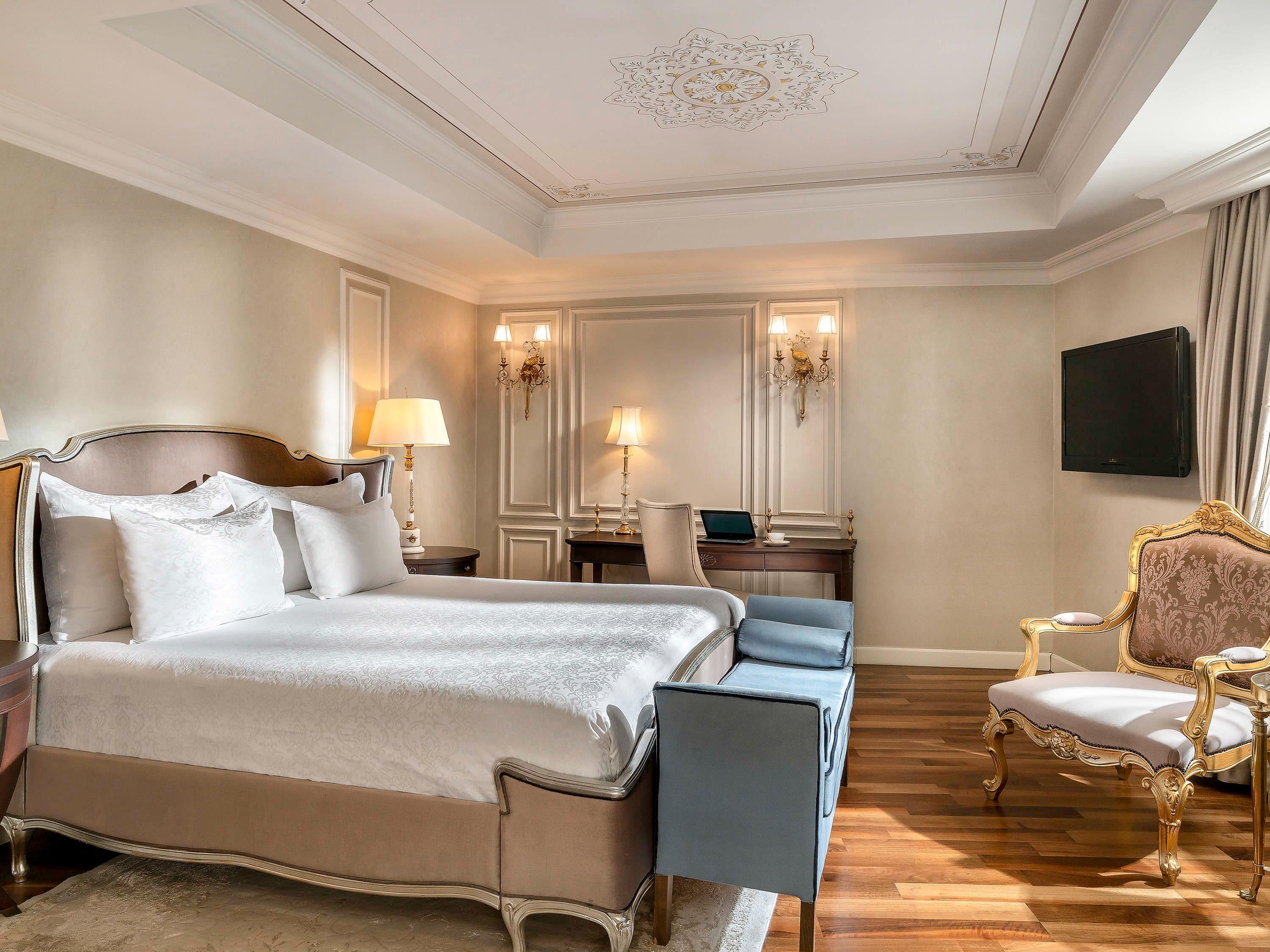Suite King Size Bed