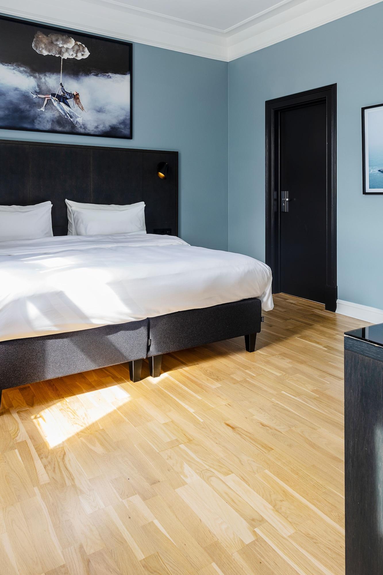 Double Queen Size Bed