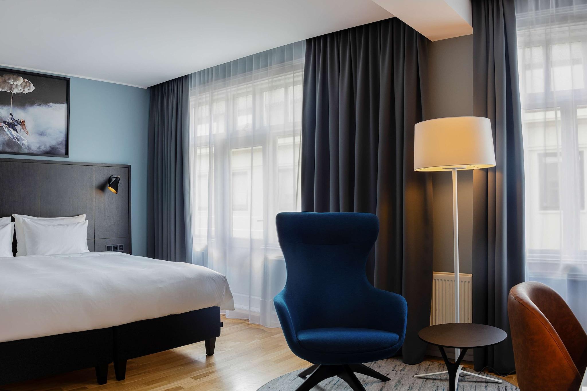 Junior Suite Queen Size Bed