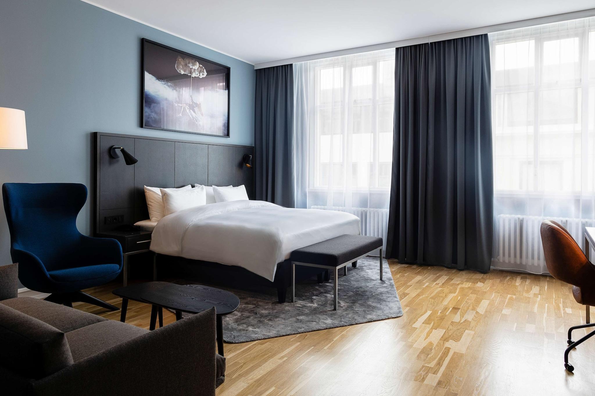 Junior Suite Queen Size Bed