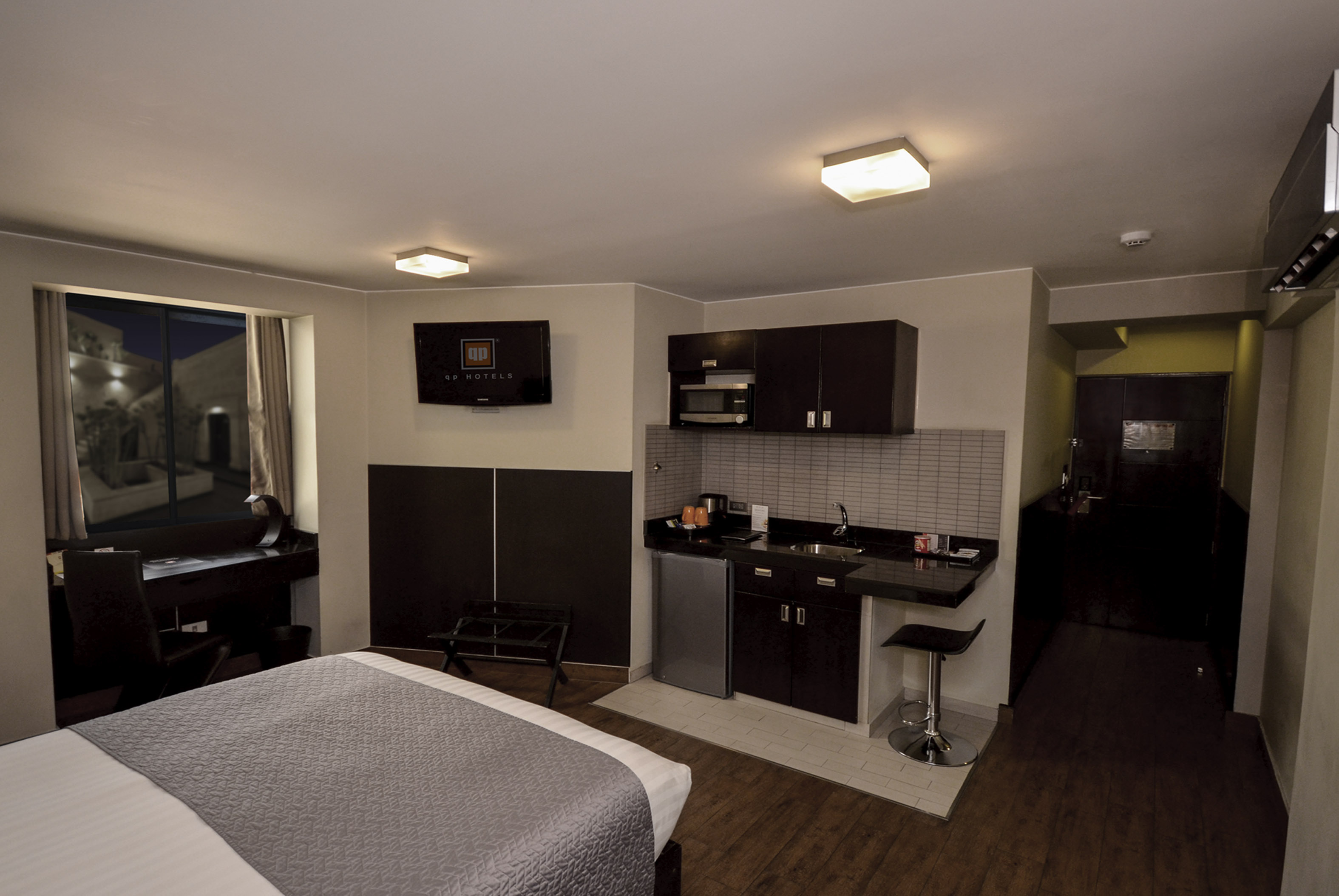 Suite Deluxe Queen Bed