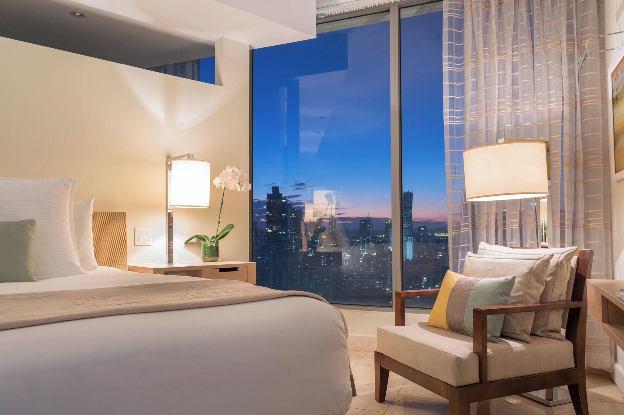 Suite Partial Ocean View King Bed