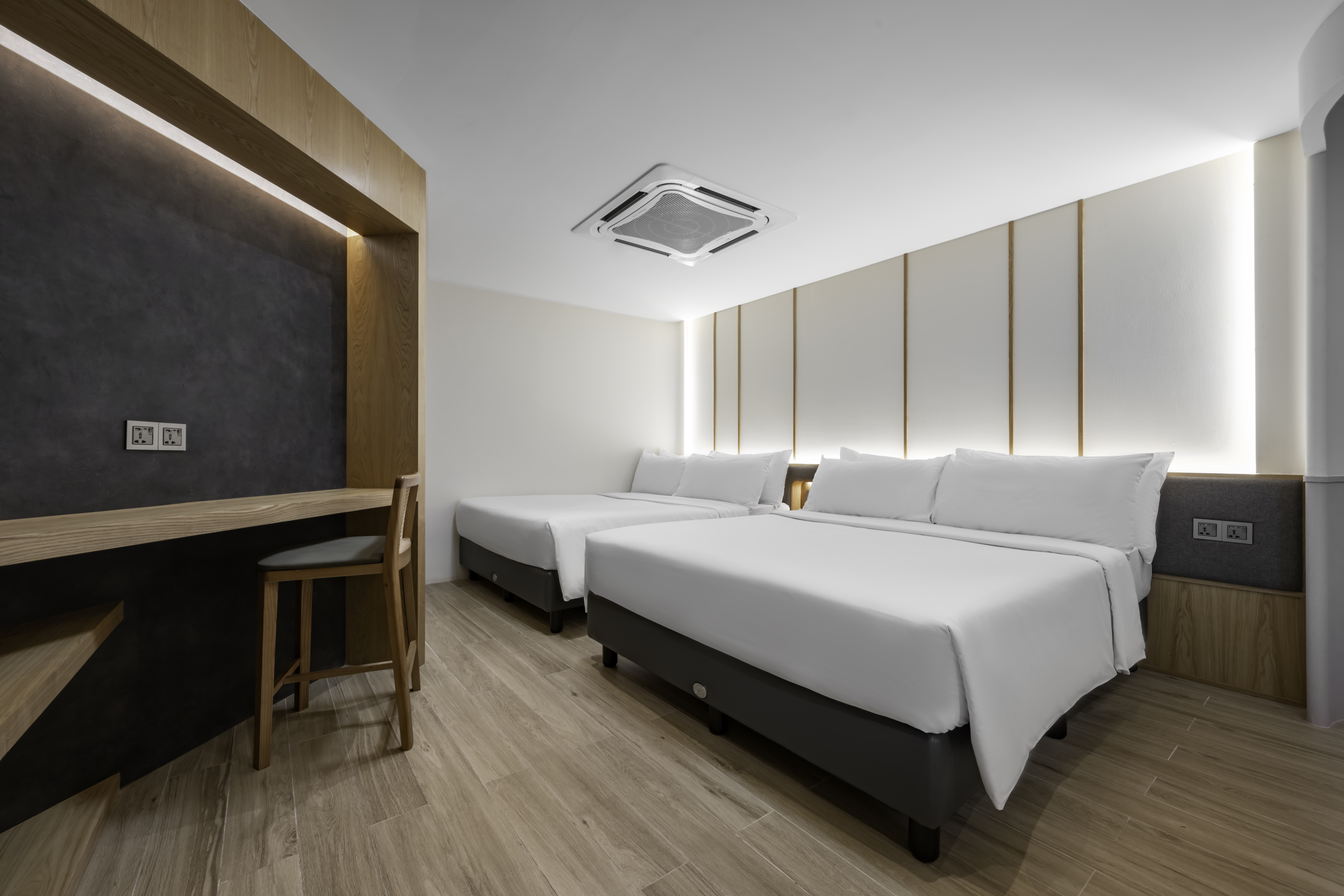 Studio Two Queen Beds