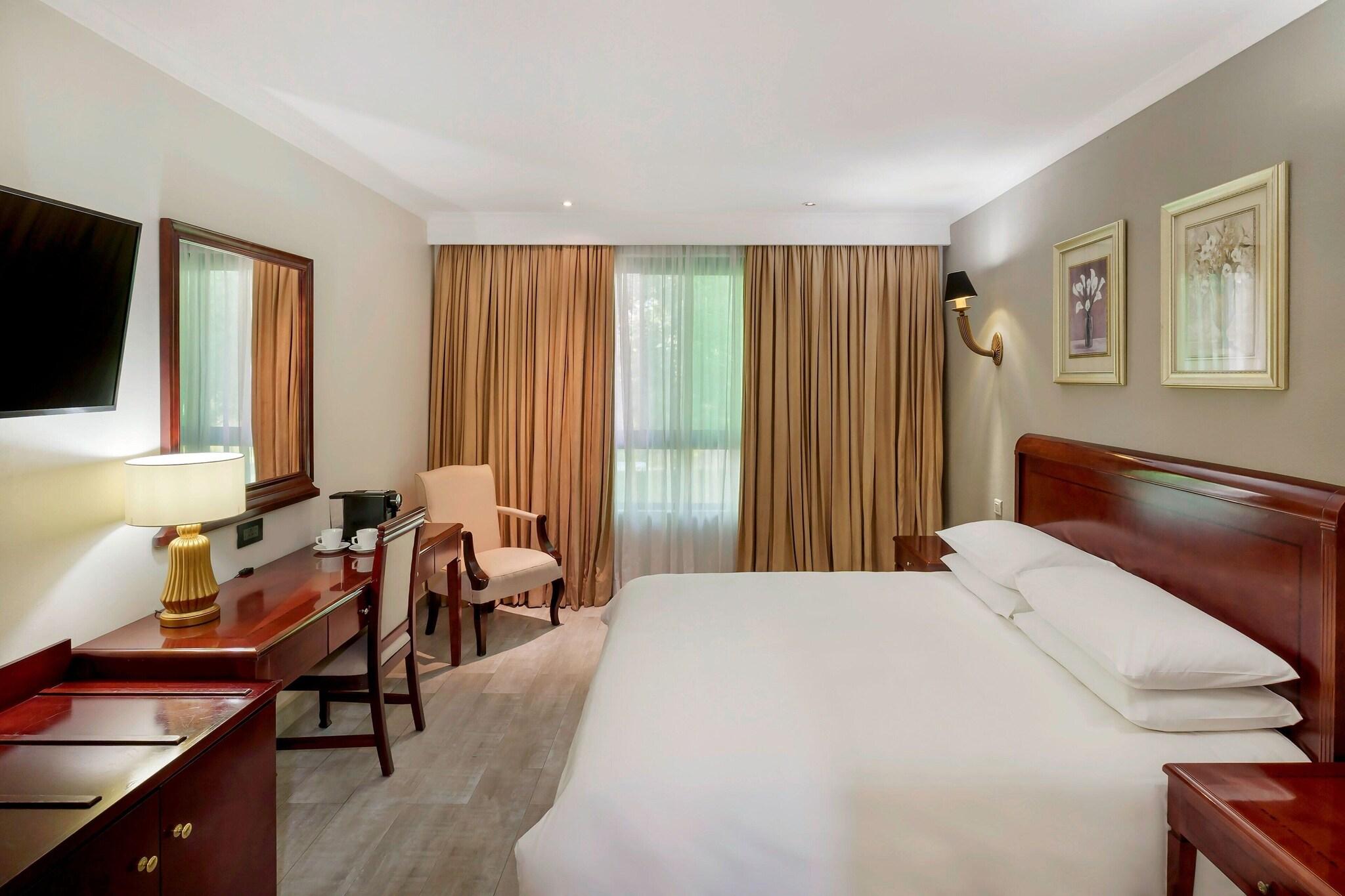 Double Garden View King Bed