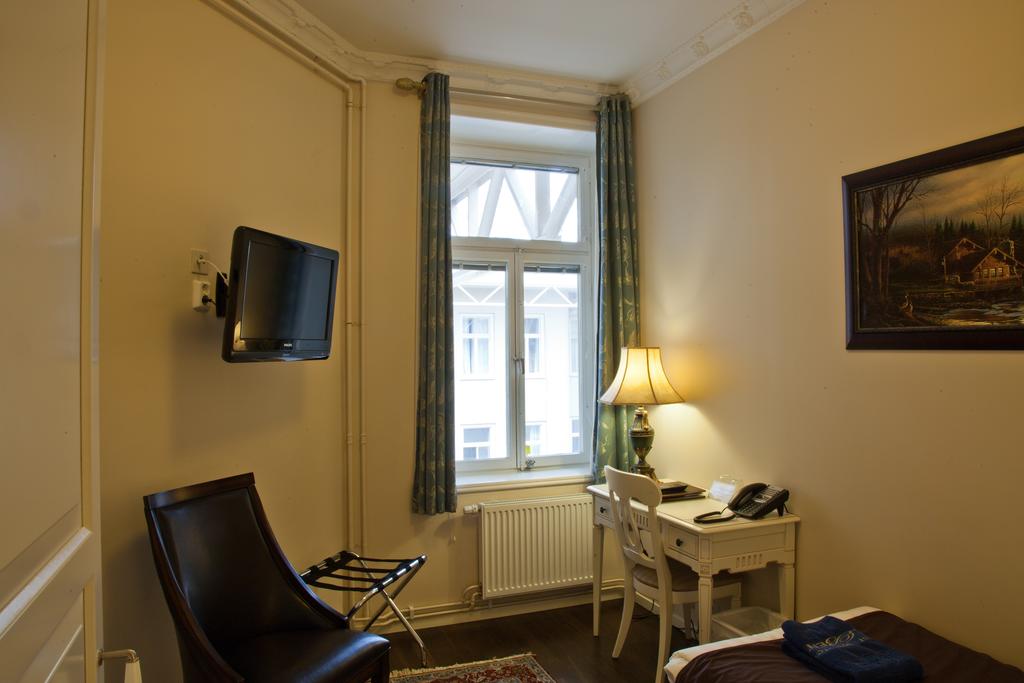 Double Queen Size Bed