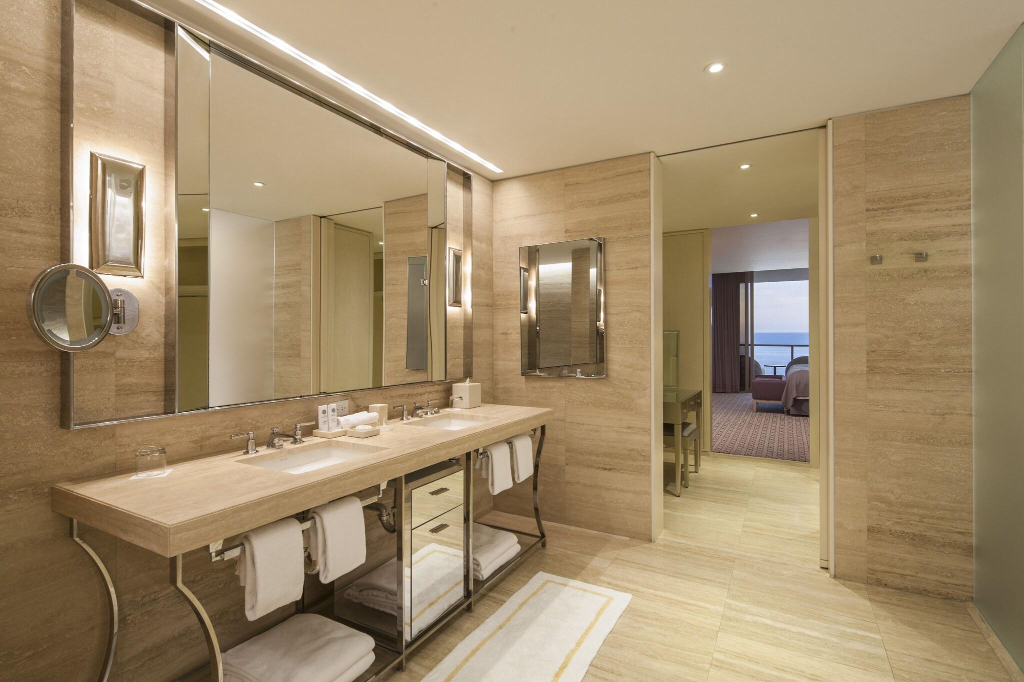 Suite Ocean View King Bed