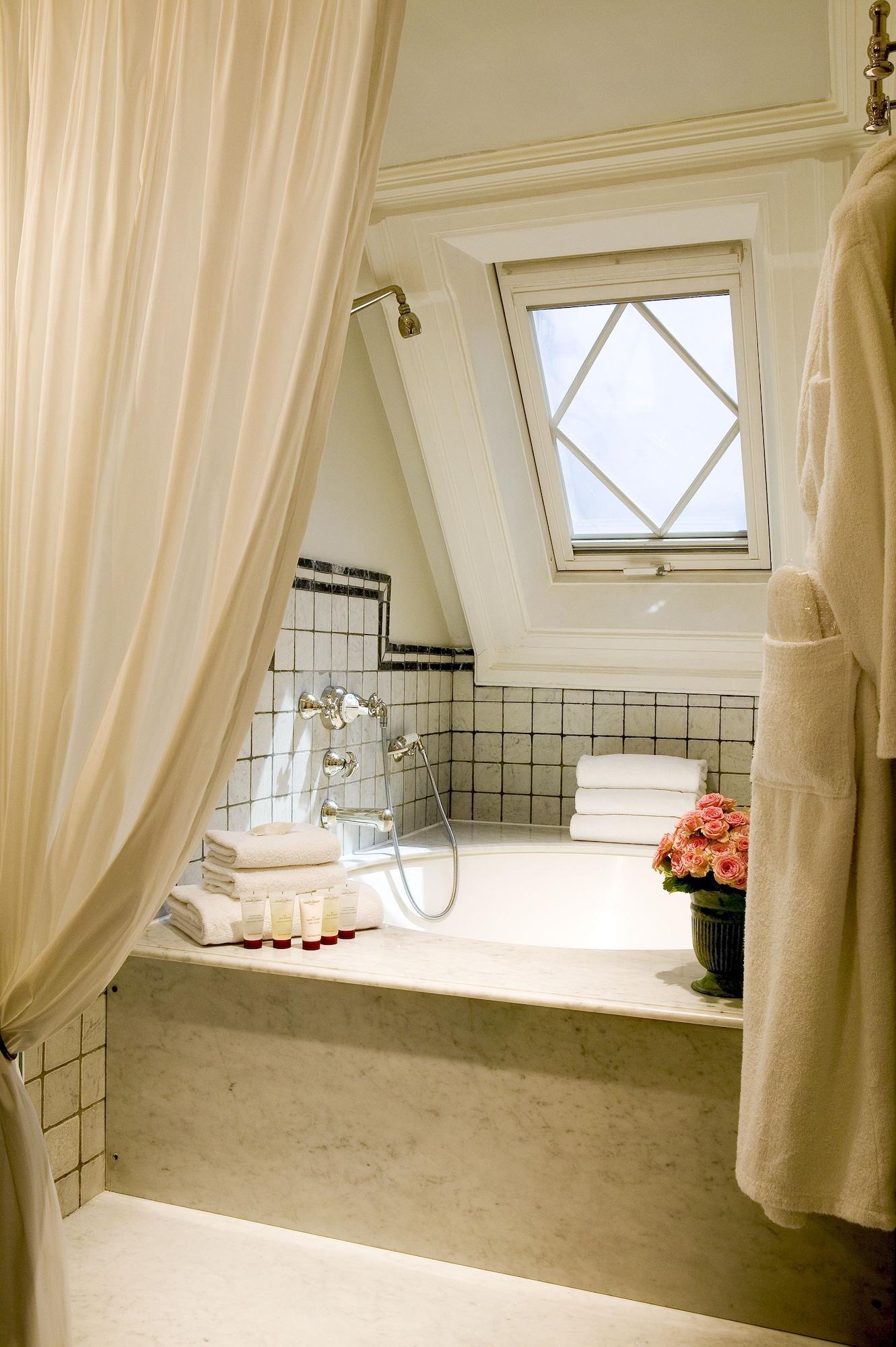 Suite Queen Size Bed