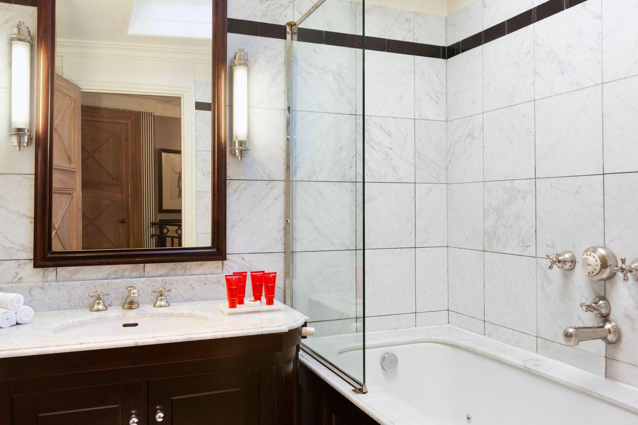 Suite Queen Size Bed