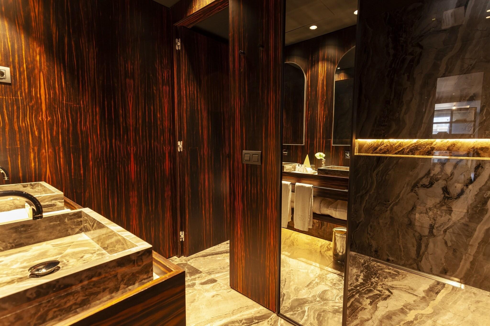 Suite City View King Bed