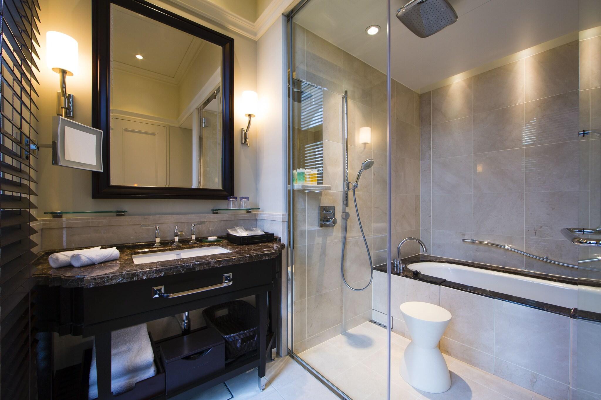 Double City View Queen Bed