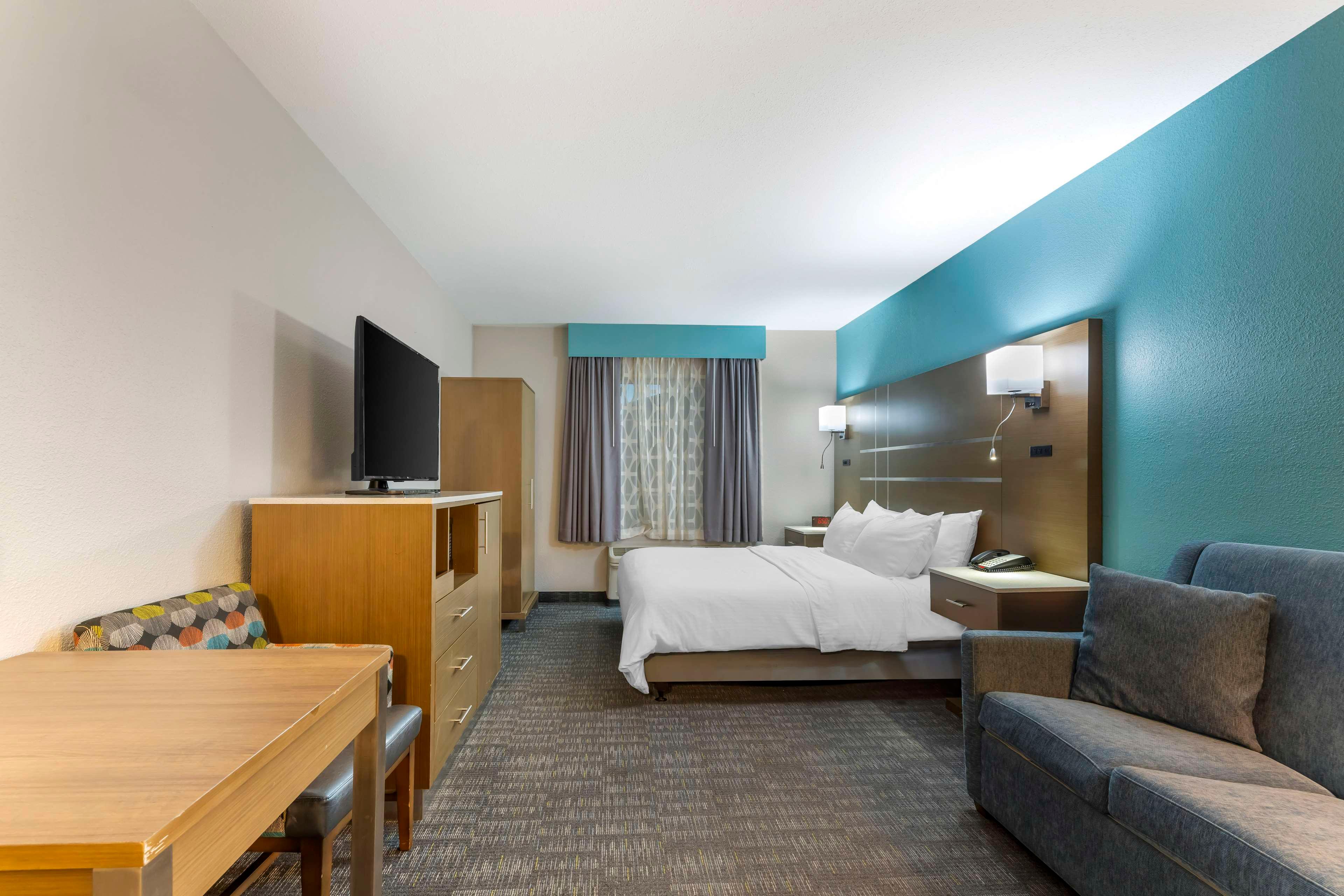 Suite Accessible King Size Bed