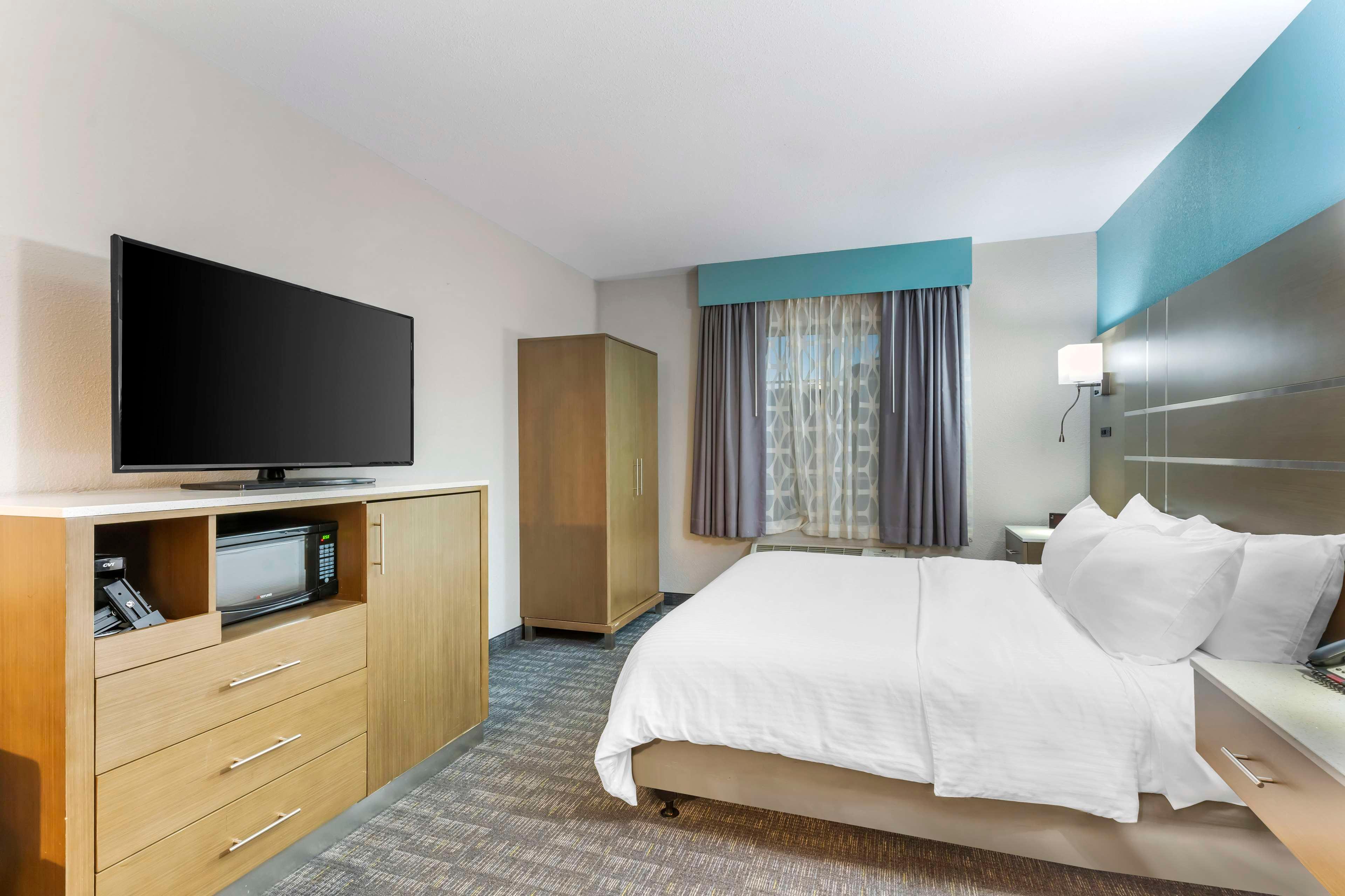 Suite Accessible King Size Bed