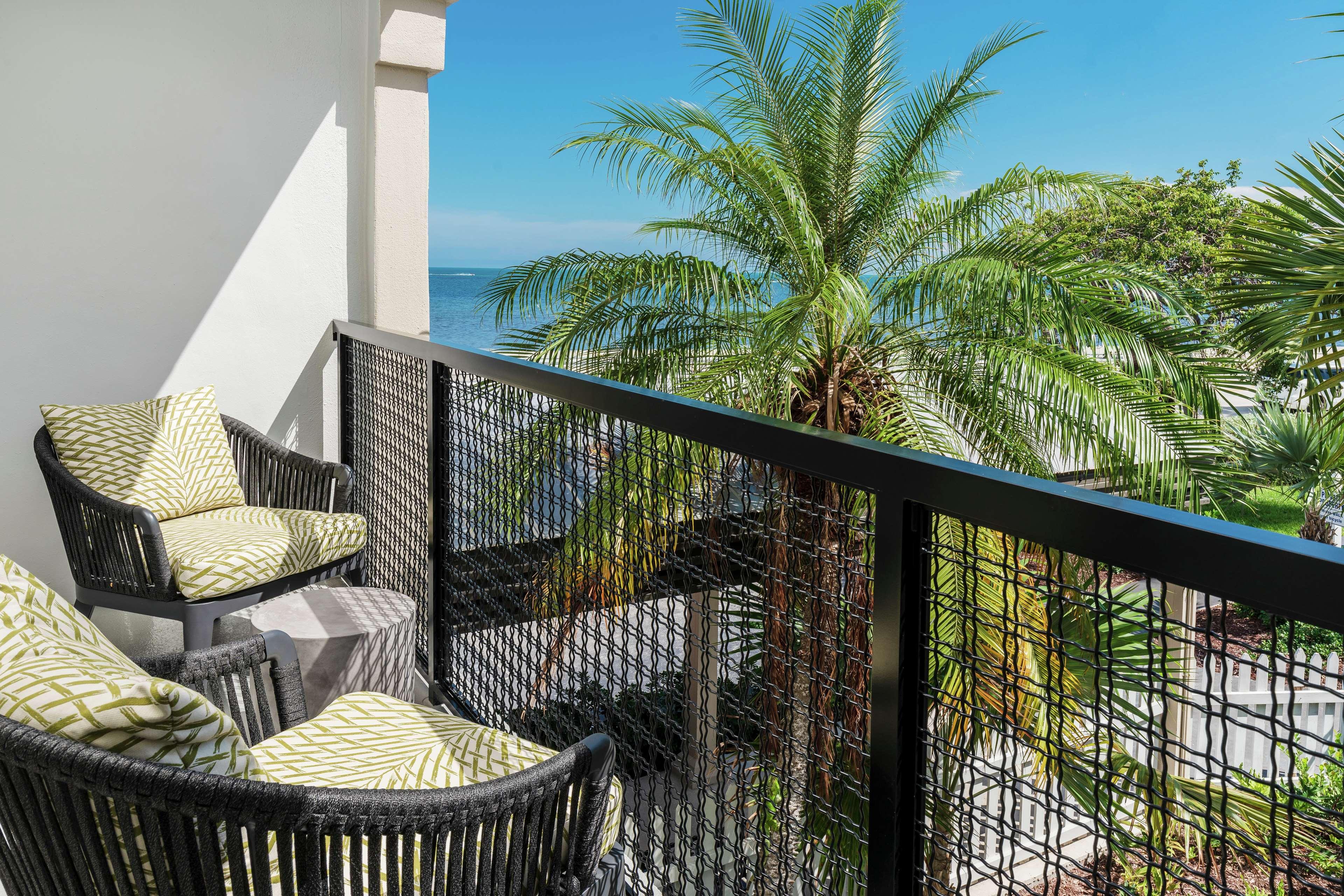 Studio Partial Ocean View King Bed