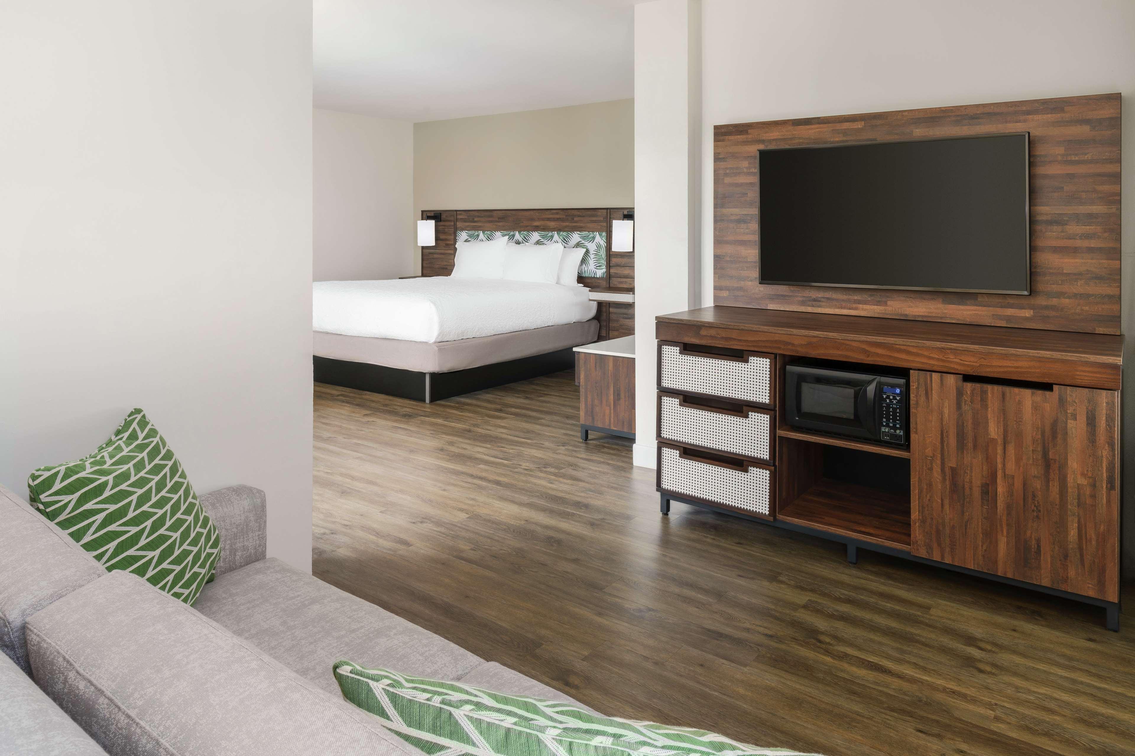 Studio Partial Ocean View King Bed