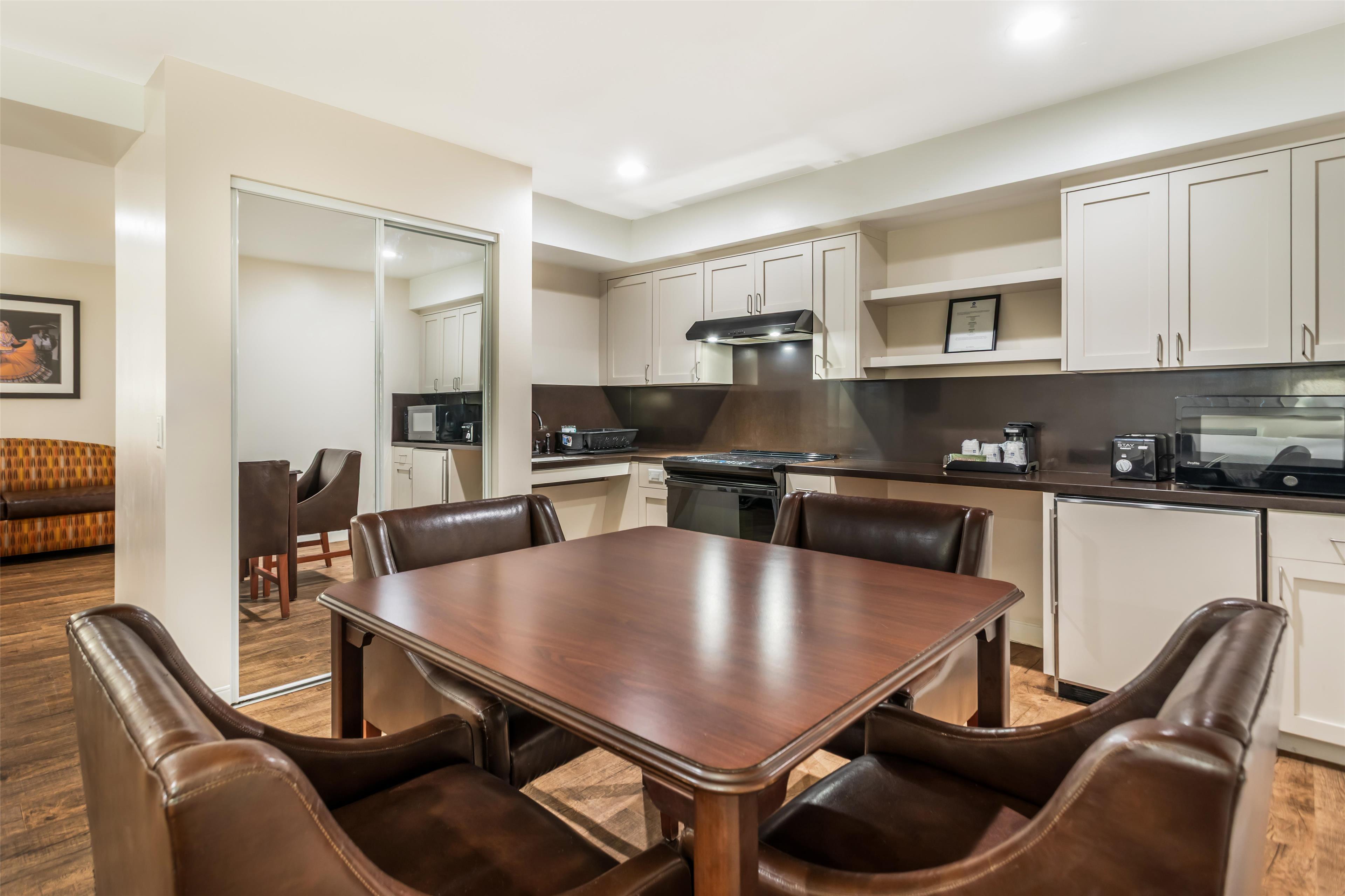 Studio Two Queen Beds