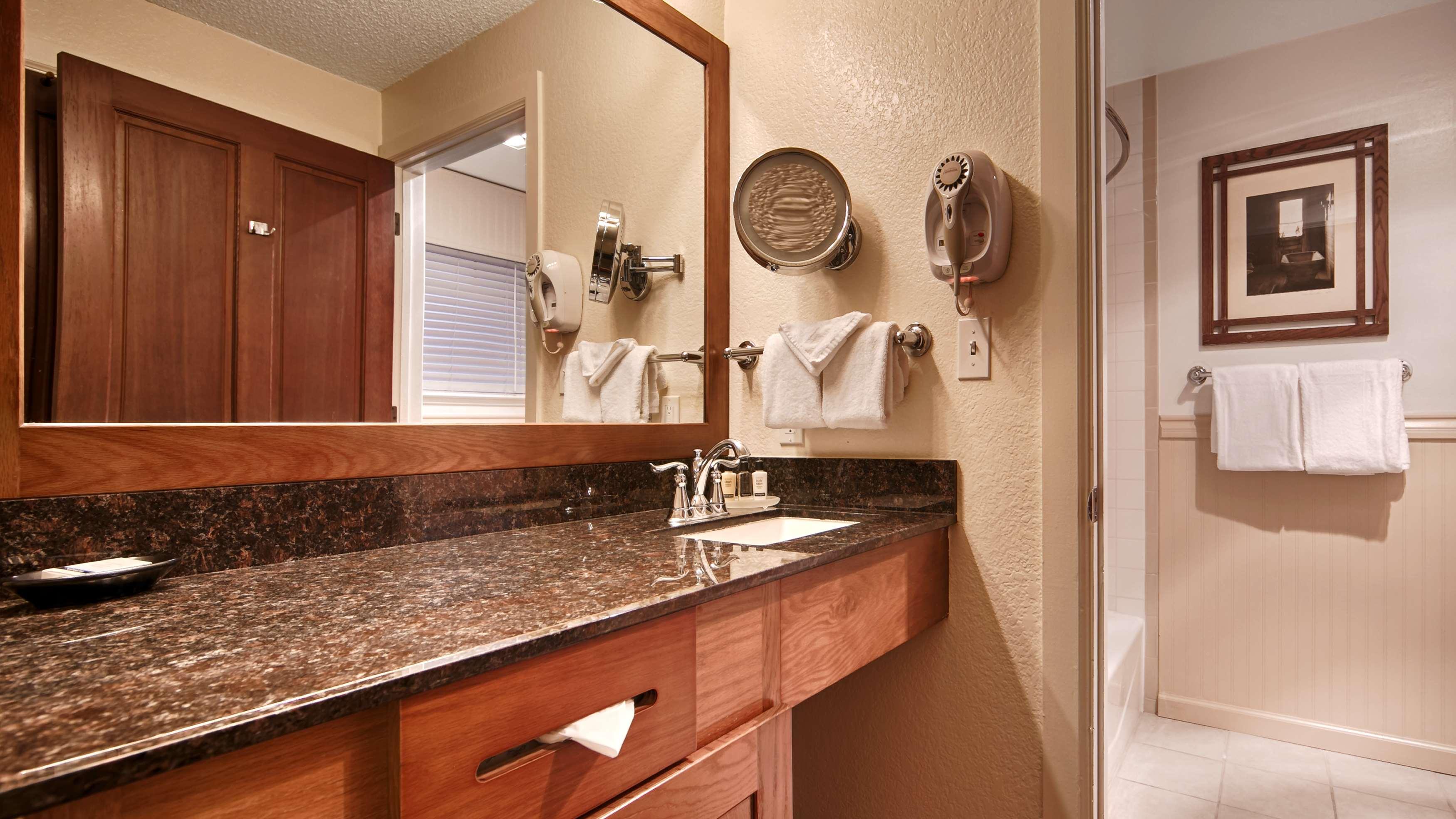 Suite Accessible King Size Bed