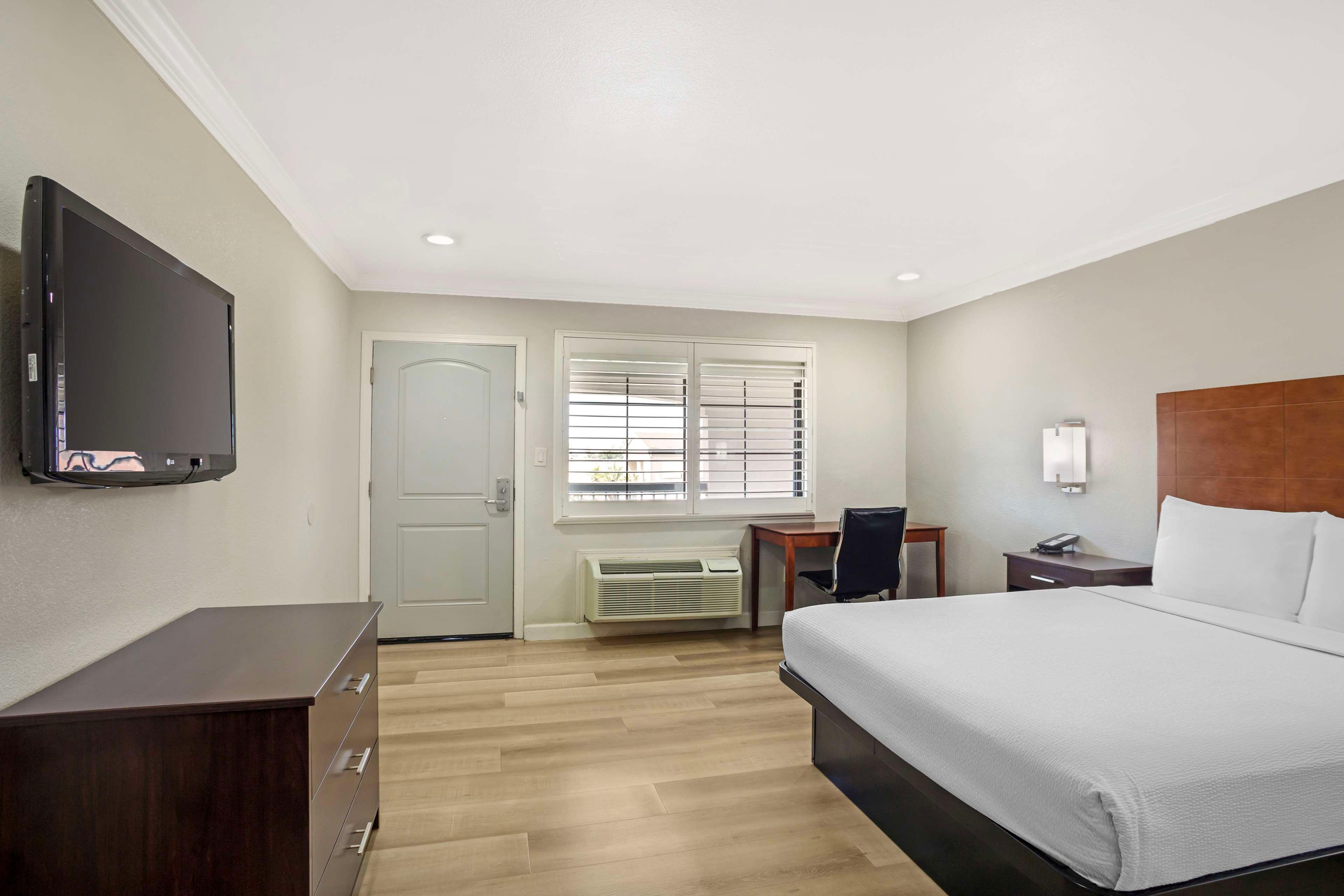 Double King Bed Non Smoking