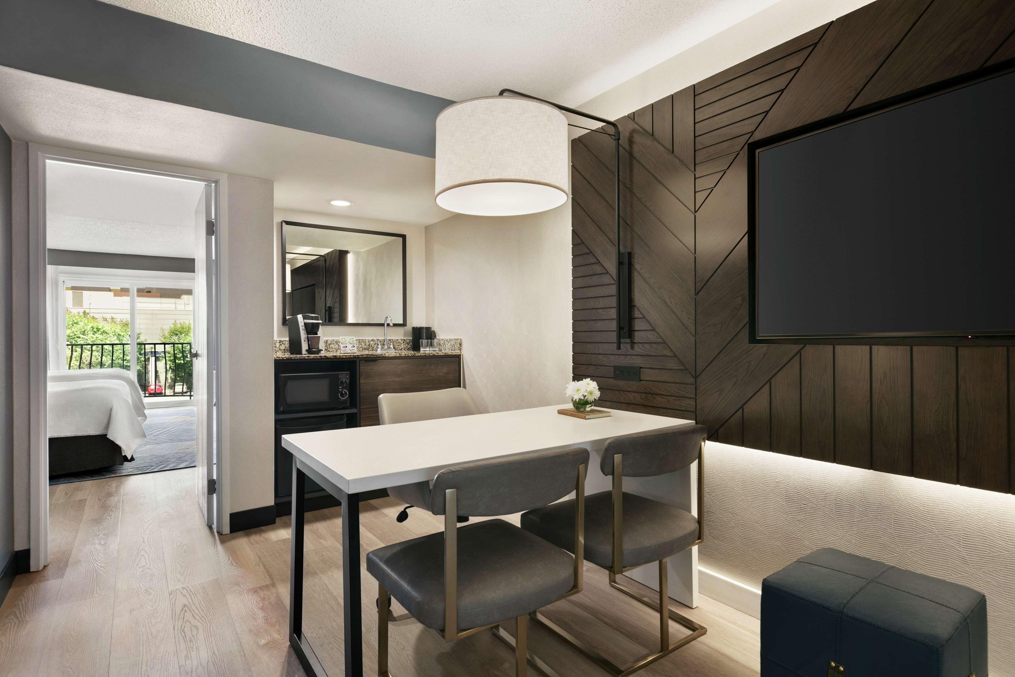 Suite City View King Bed