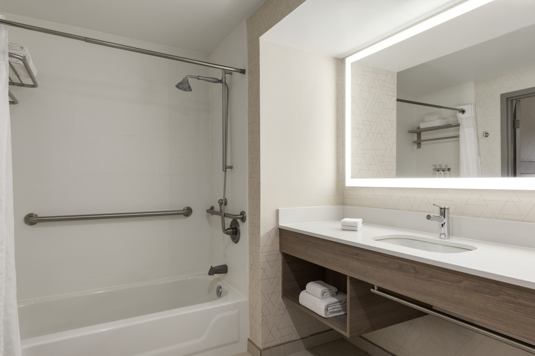 Suite Accessible King Size Bed