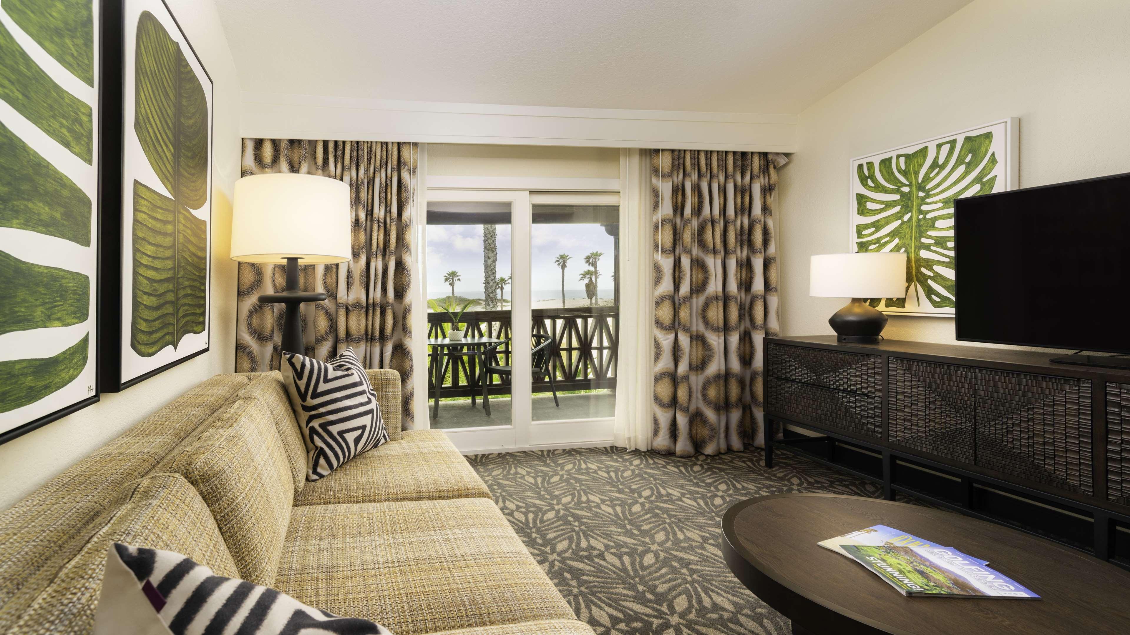 Suite Pool View King Bed