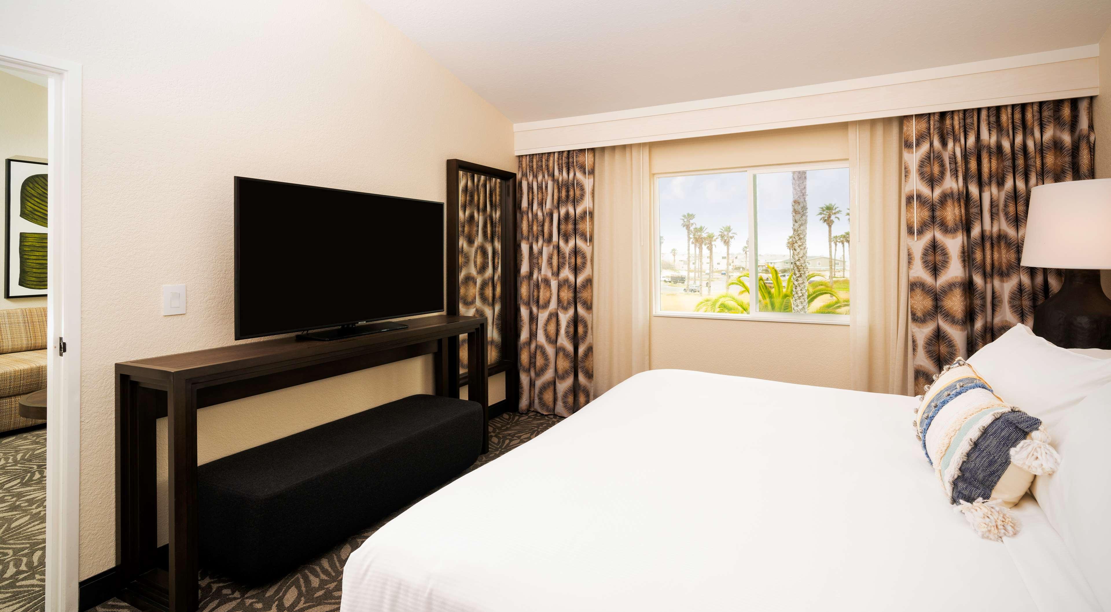 Suite Pool View King Bed