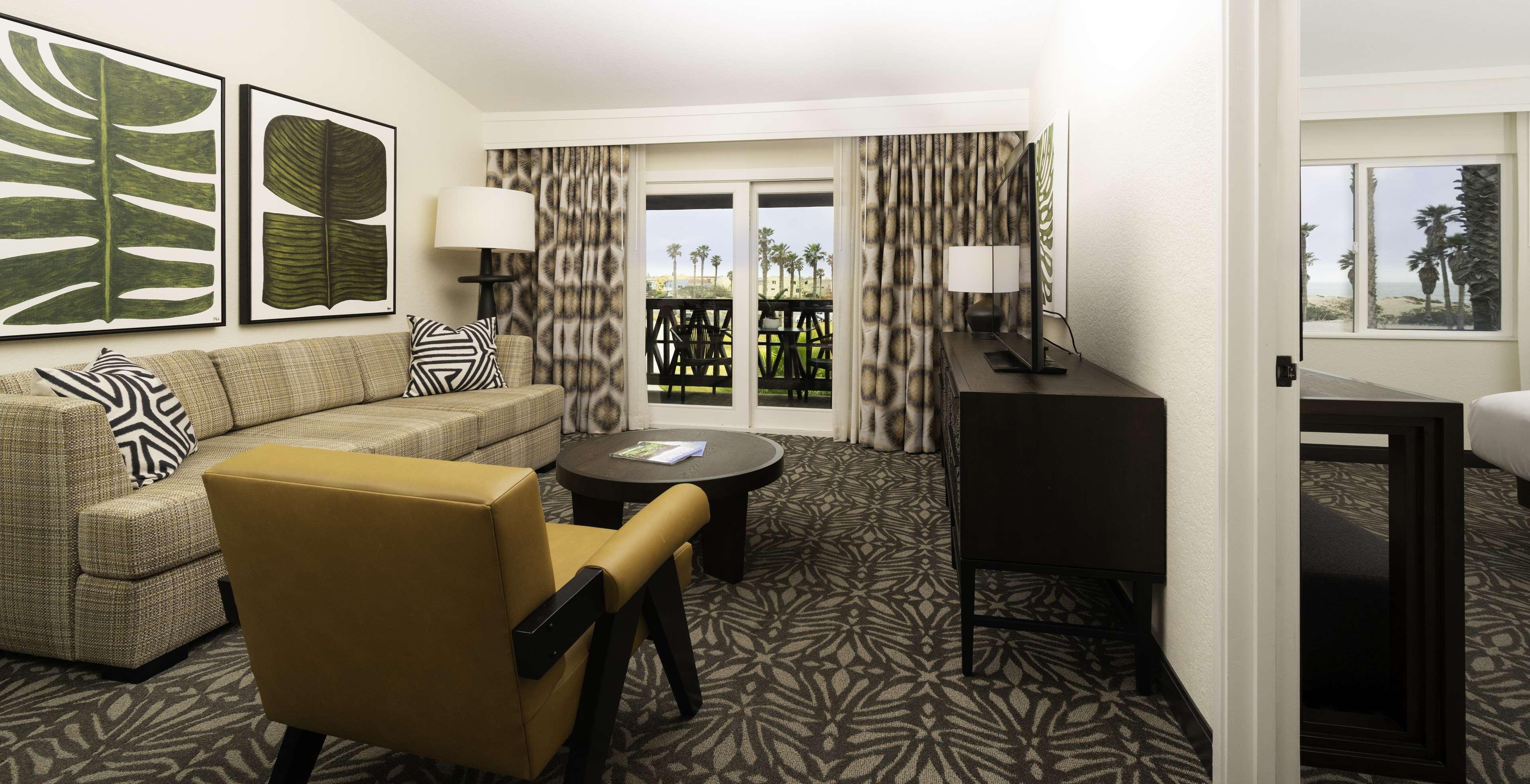 Suite Pool View King Bed