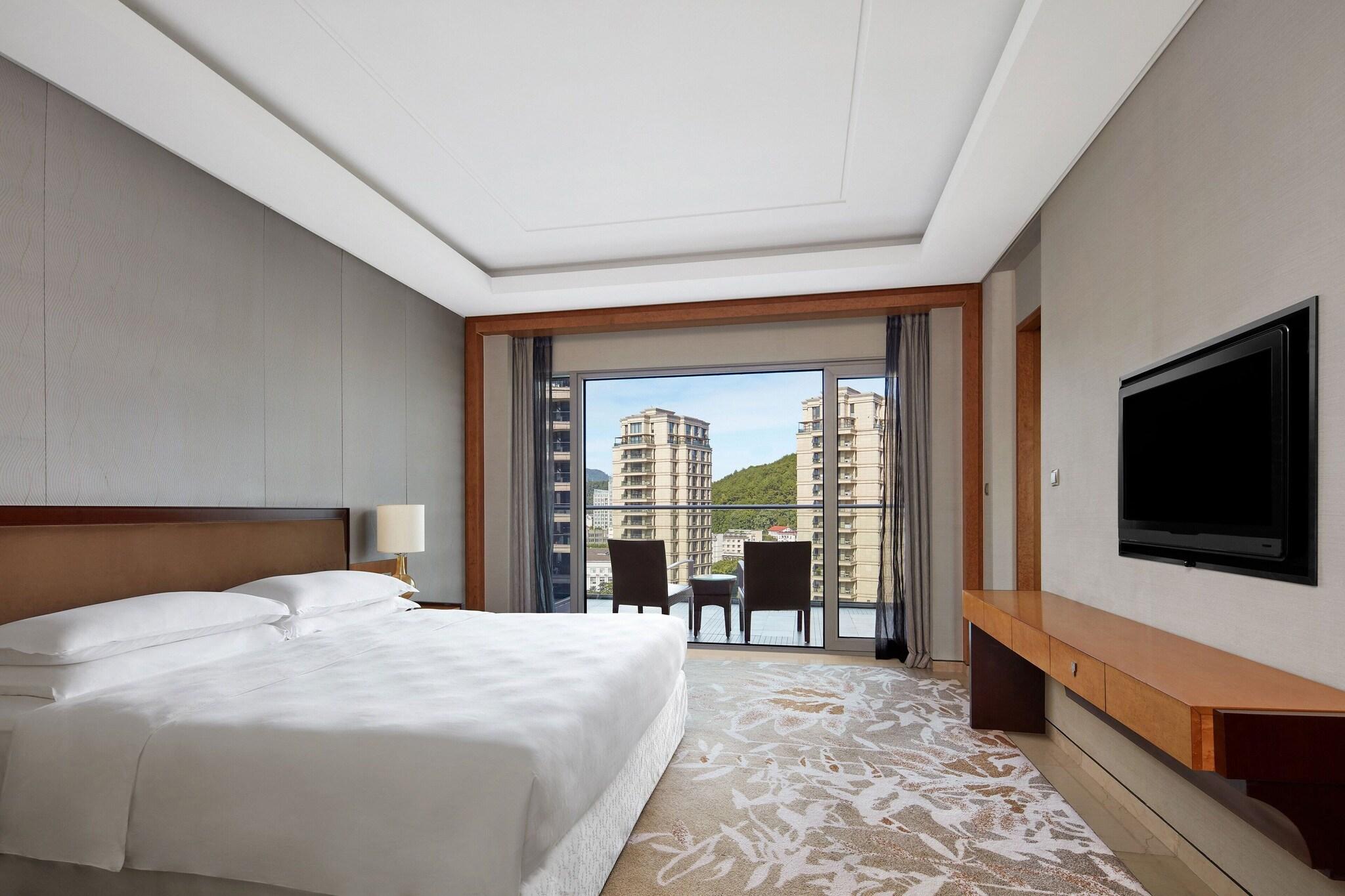 Double Garden View King Bed